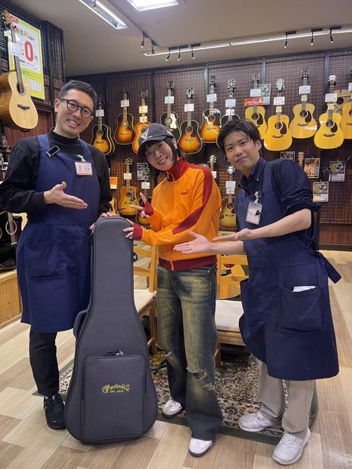 hikazaru18's tweet photo. まだ売れる前の高校生朝子ちゃん3万円の中古ギターを買うか迷ってたのに今はサブとして25万以上するギターを余裕で買えるくらい大きくなったのかっこいいな。
#SHISHAMO #宮崎朝子 https://t.co/wvbt0xEYh0