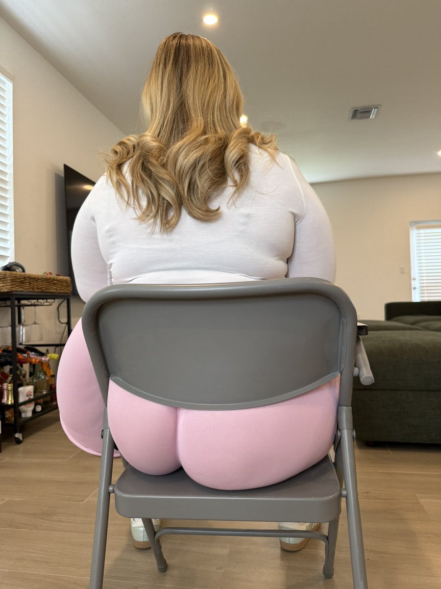 Makingwomenmass's tweet photo. Talk about a chair breaking ass https://t.co/YOutwfk3QN