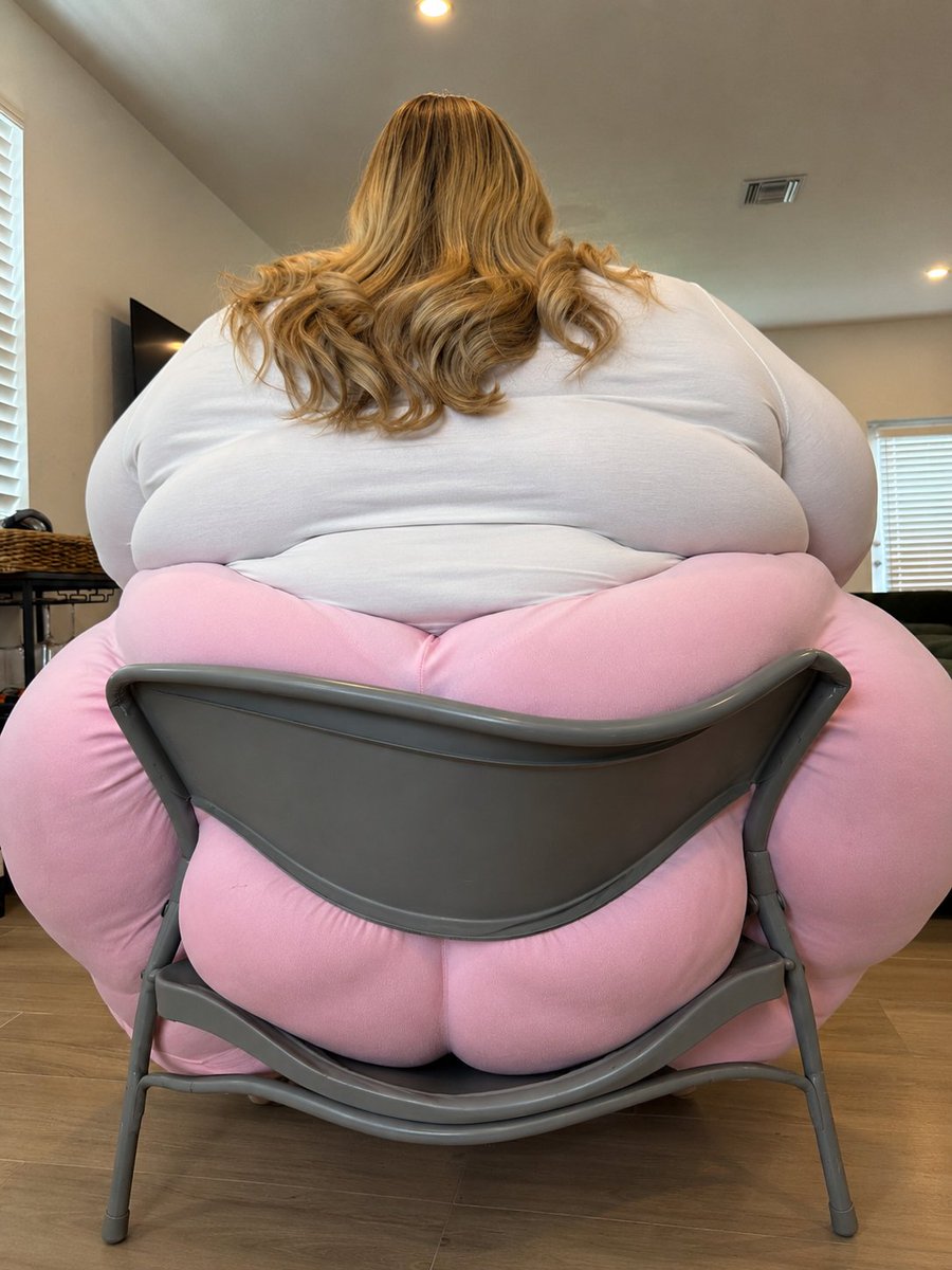Makingwomenmass's tweet photo. Talk about a chair breaking ass https://t.co/YOutwfk3QN