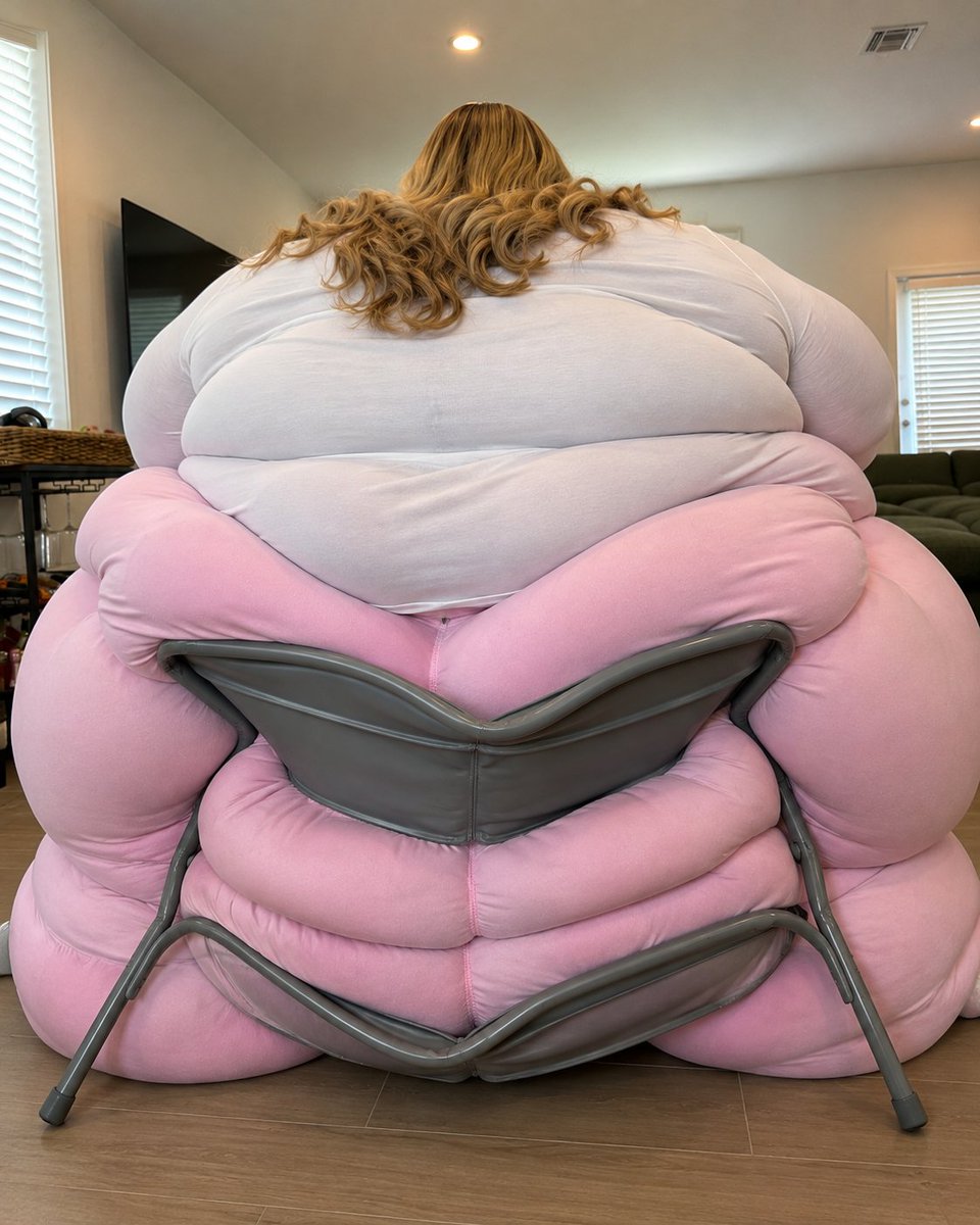 Makingwomenmass's tweet photo. Talk about a chair breaking ass https://t.co/YOutwfk3QN
