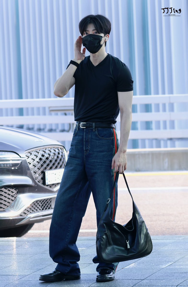 luminajaem's tweet photo. LOOK AT HIS INSANE BODY PROPORTIONS DAMN… NA JAEMIN IN FITTED SHIRTS ALWAYS FUCKING EATS 😭😭😭😭😭😭 https://t.co/wSuDLKrVZD