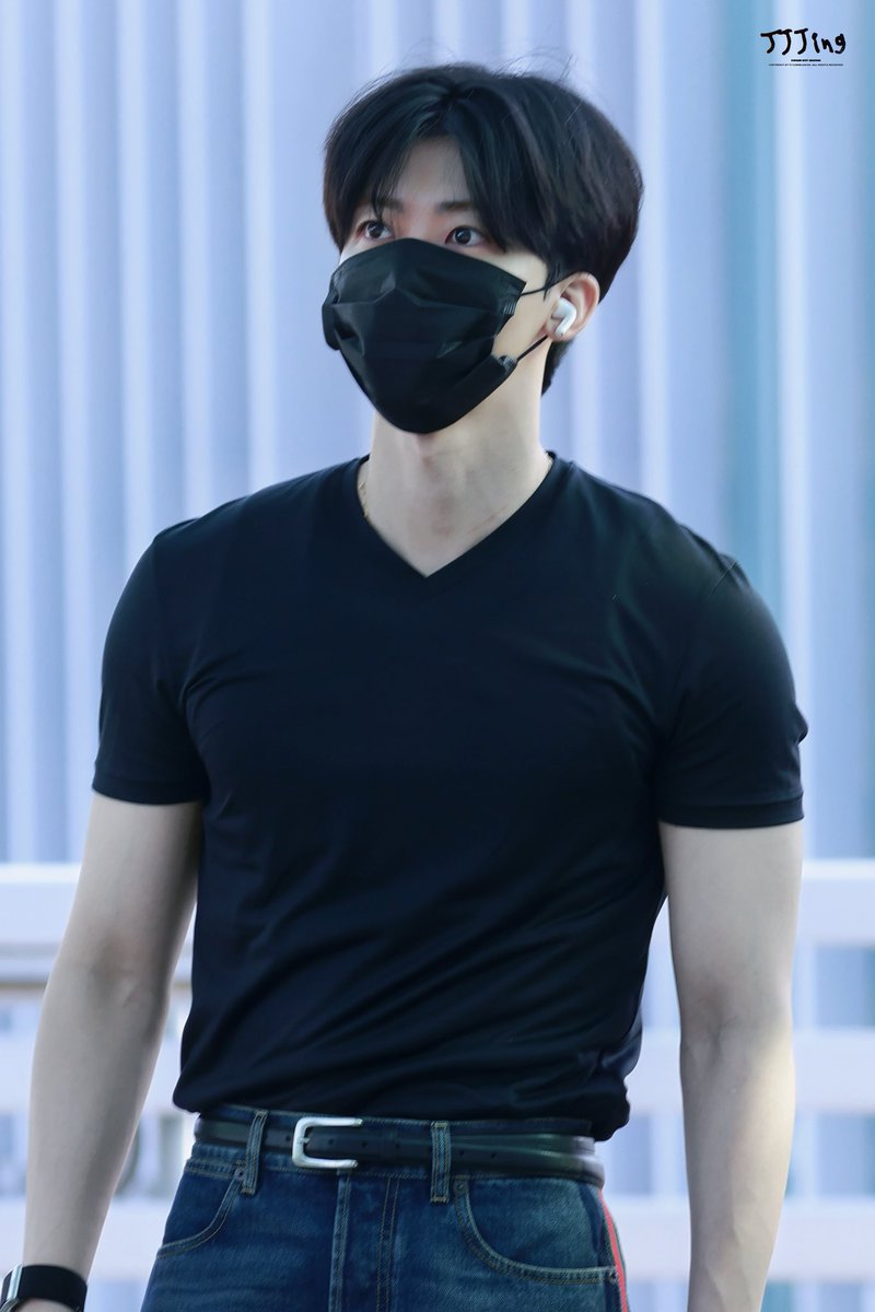 luminajaem's tweet photo. LOOK AT HIS INSANE BODY PROPORTIONS DAMN… NA JAEMIN IN FITTED SHIRTS ALWAYS FUCKING EATS 😭😭😭😭😭😭 https://t.co/wSuDLKrVZD
