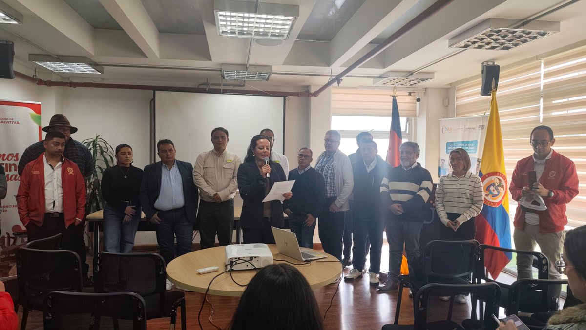 APCColombia's tweet photo. #EnImágenes 📸 | ¡Encuentro técnico por el sector papero de Colombia y Guatemala!🇨🇴🫱🏾‍🫲🏿🇬🇹

En el marco del proyecto 'Intercambio de conocimiento para la producción de semilla de papa en Facatativá, Cundinamarca', una delegación del @ICTAGuate visitó este municipio para compartir sus experiencias.

+ info 👇🏾