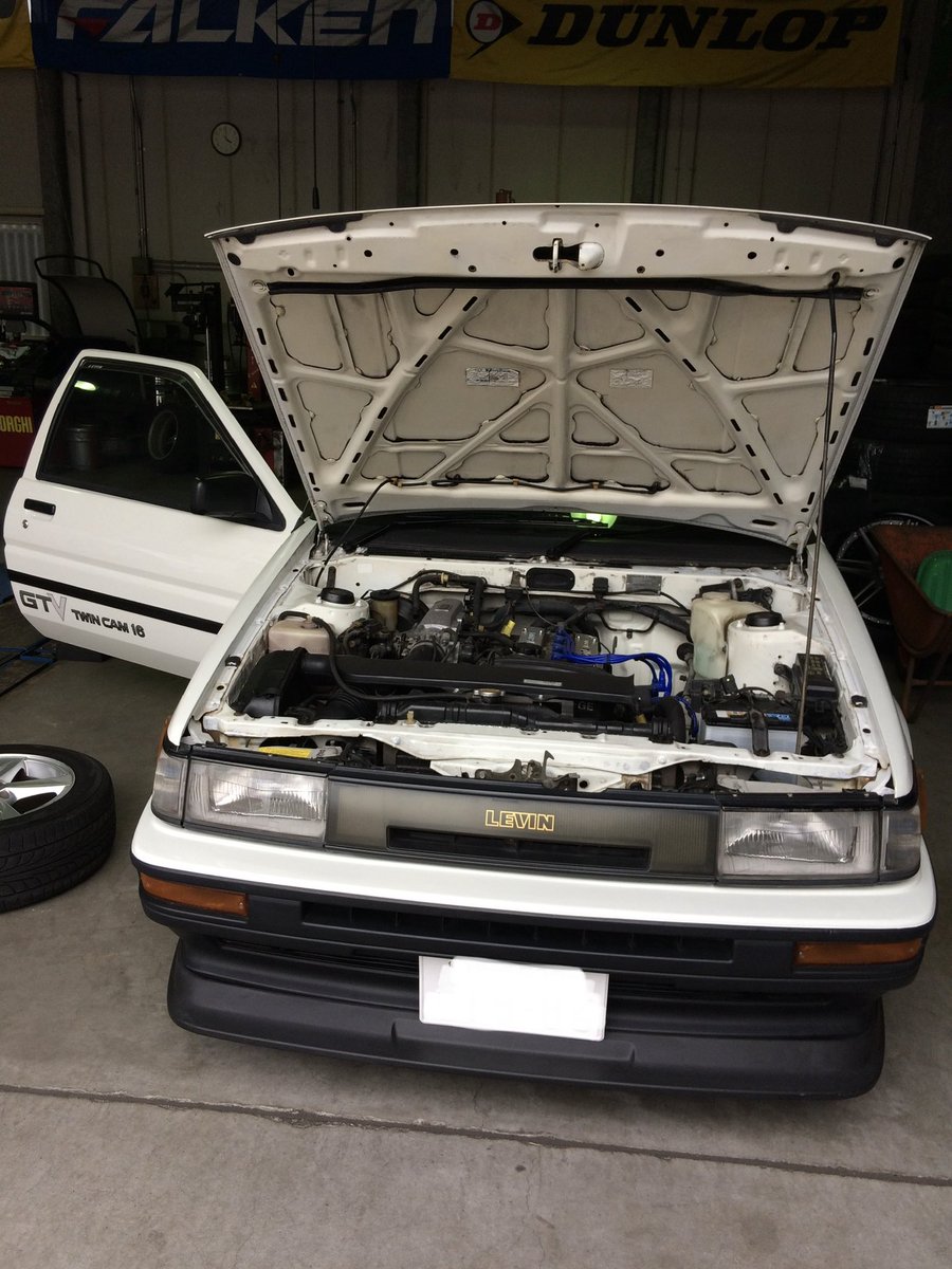 P_FD3S_M35's tweet photo. #40周年だからAE86の写真を貼る 
僕が免許取った時、1番欲しかったのは
ユーノス・ロードスターだったんだけど
とても高くて、買えなかったから
86の「レビン」を探した
で、赤いA3A履かせたいなぁ…と思うも
安くて程度の良いレビンを見つけられず
当時は86を諦めた…

あの時、出会いたかった🥹 https://t.co/aasz32PsIS