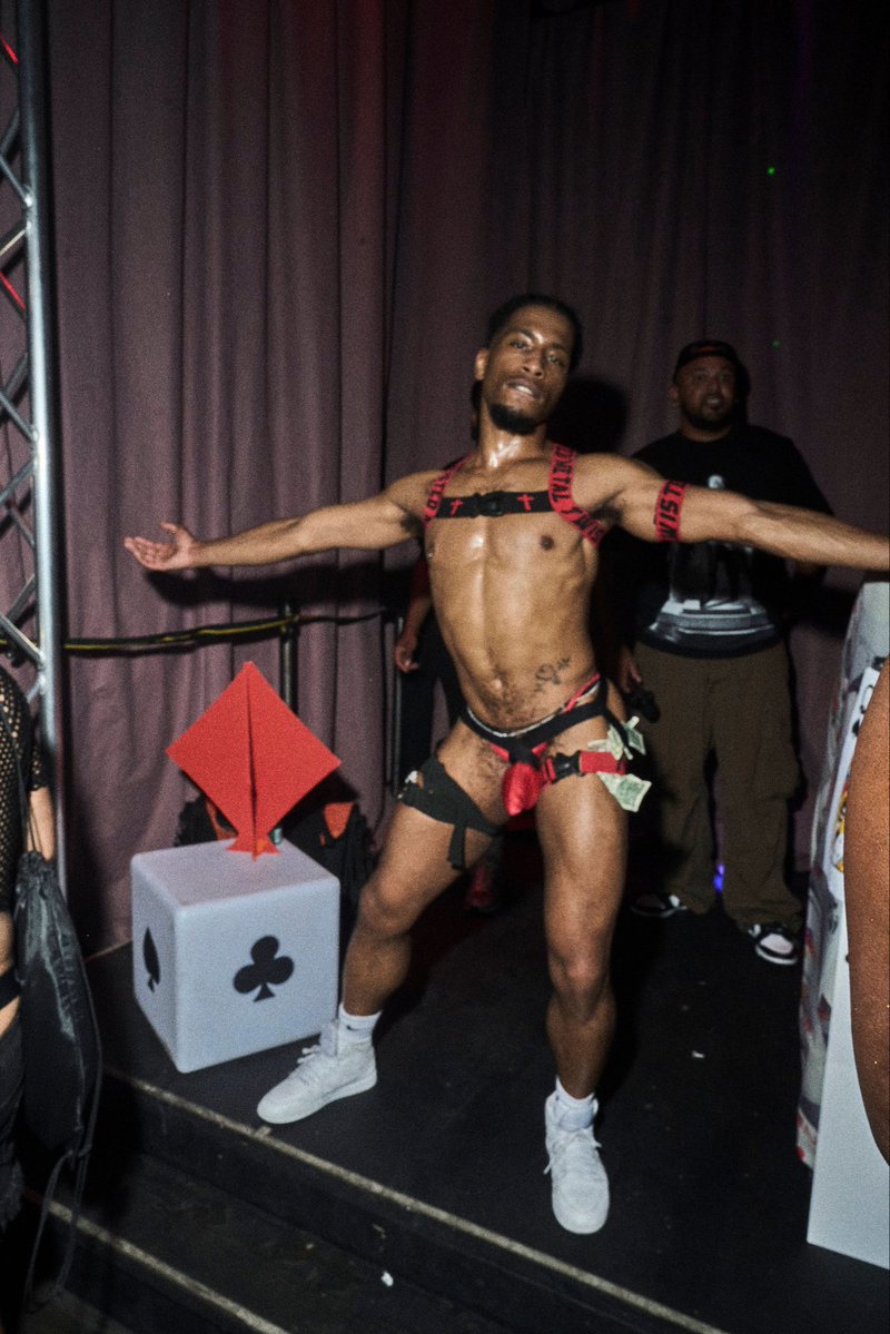 privacyinpublic's tweet photo. Stripping is actually hella fun. https://t.co/AGDavA58k5