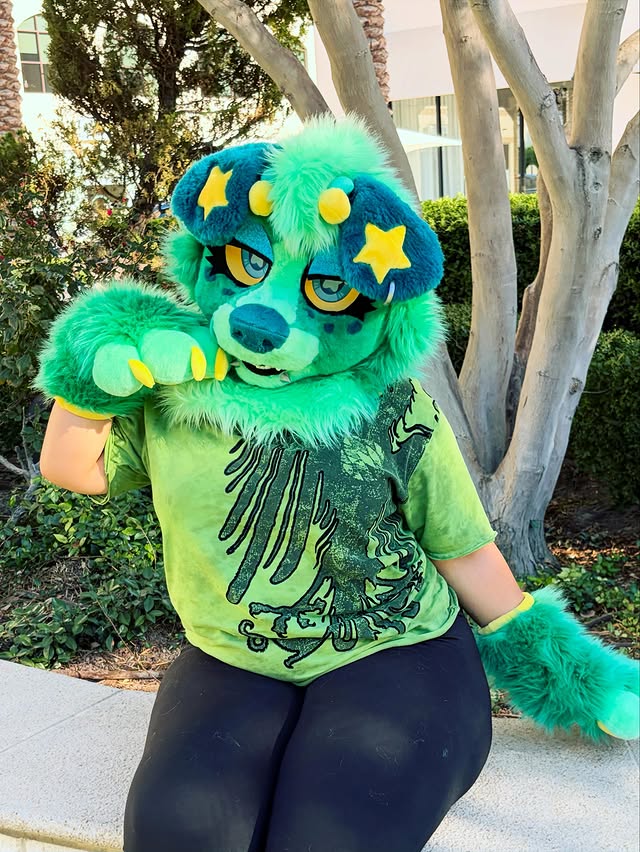 IslaAlice098's tweet photo. Ohhh, no way! New eyelids! 💚😍

#Fursuit #Fursuiting #furryfadom #Alien https://t.co/jV9dbjRXGw