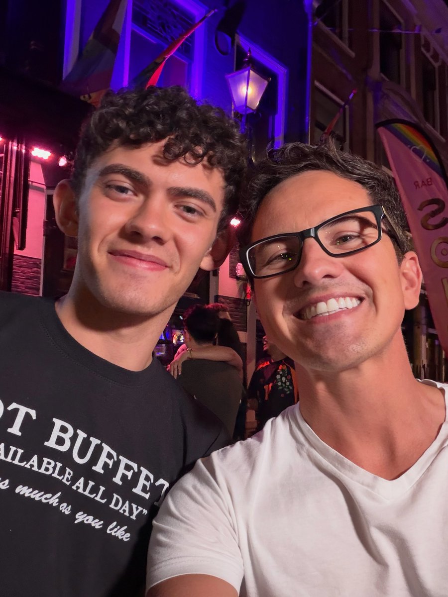 dailyjlocke's tweet photo. joe locke with a fan (📸: jtmorgan07 on instagram) https://t.co/MhI5JT81Ah