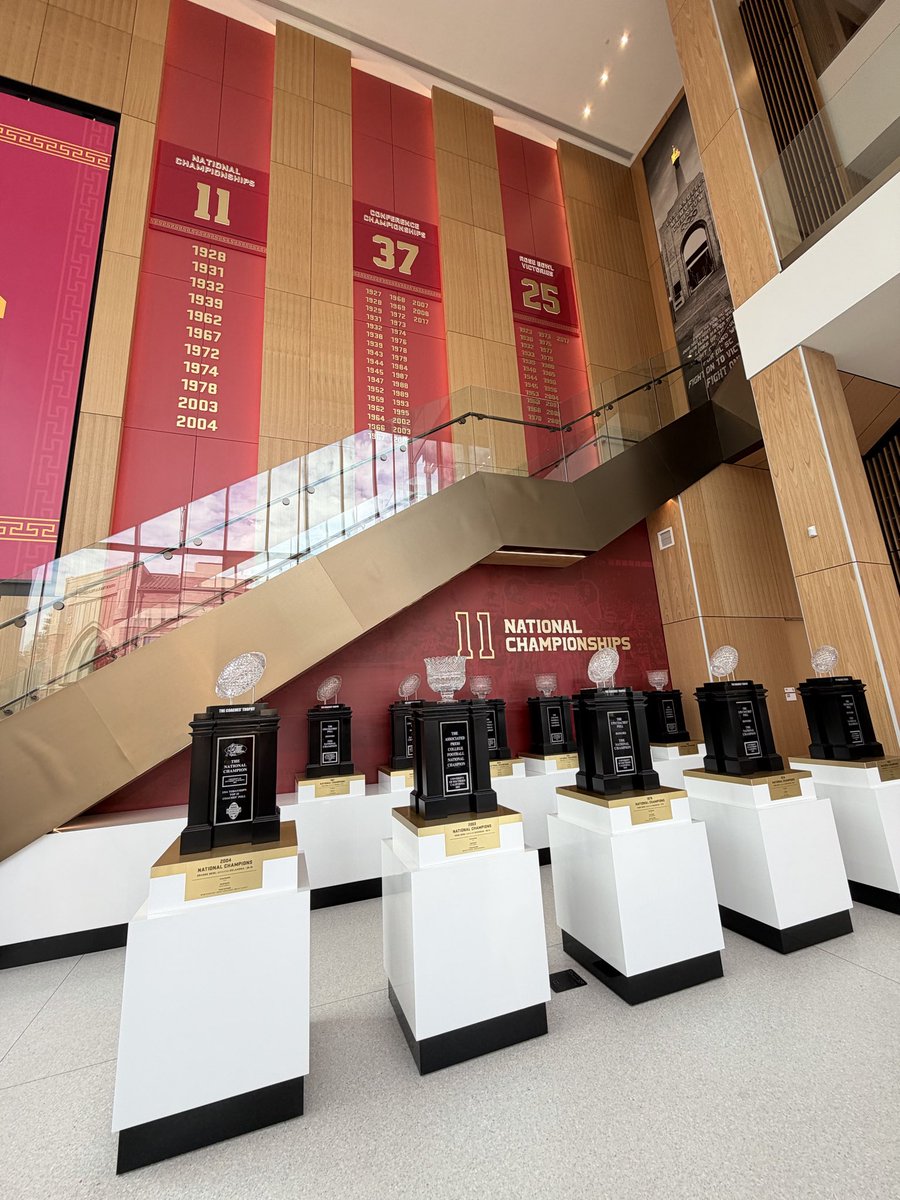 keelyismyname's tweet photo. Hello from the grand opening of the Bloom Football Performance Center 👋🏻

USC AD Jen Cohen, @uscfb HC Lincoln Riley, DE Braylan Shelby, President Beong-Soo Kim, and Ron Bloom are set to speak tonight: https://t.co/OPbSzgfgfy