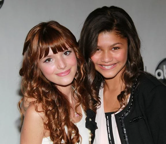 seriesemcena's tweet photo. Bella Thorne revelou que ela e Zendaya saíram escondidas do set de “No Ritmo” para resolver suas diferenças:

“Chegou a um ponto em que, durante o crossover com ‘Boa Sorte, Charlie!’, nós saímos escondidas do set no meio das gravações. Foi algo muito ousado e rebelde. Sabíamos que ainda tínhamos três cenas antes de voltarmos a gravar, então fomos conversar. Colocamos tudo para fora, resolvemos nossas diferenças, e foi uma experiência muito bonita. Foi a primeira vez que vivi algo assim, de garota para garota, em que as duas puderam realmente se ouvir. Conversamos sobre o que estávamos passando, sobre as coisas que as pessoas diziam e sobre como tentavam nos colocar uma contra a outra. Depois daquela conversa, conseguimos nos enxergar de uma forma diferente. Foi uma das conversas mais sinceras que já tive com outra garota.”