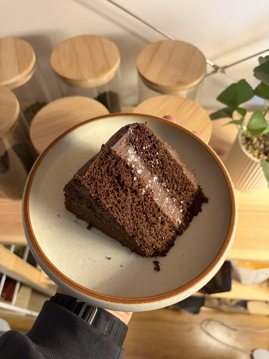 aliyussufow's tweet photo. chocolate cake !!!

used maple syrup and honey as the sweeteners! https://t.co/U0d3LoTgMx