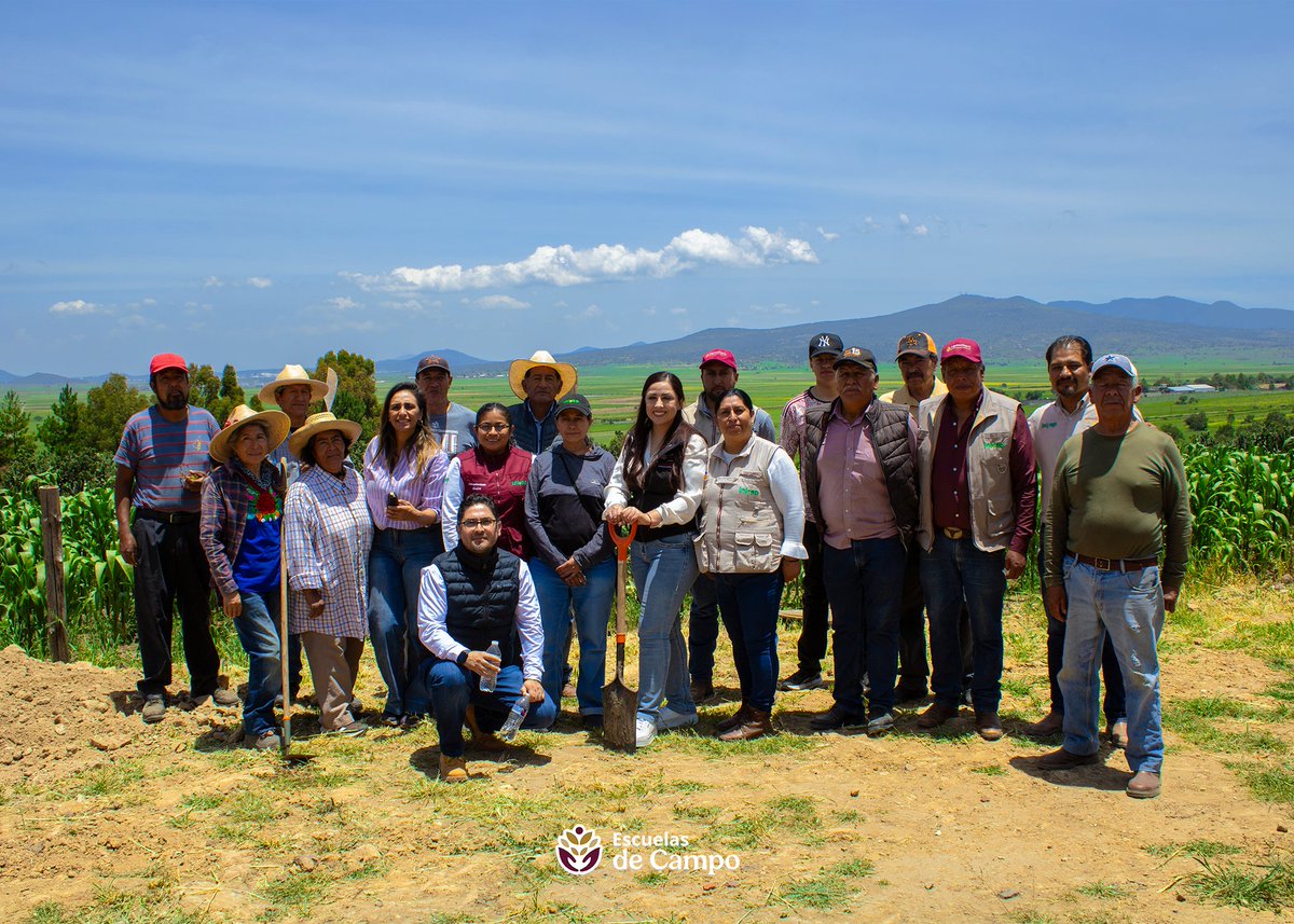 escuelasdecampo's tweet photo. Conoció de primera mano el trabajo de las y los productores que impulsan la producción agroecológica y la conservación de semillas nativas.  Porque en el territorio es donde se conoce el #MéxicoProfundo.🤝🚜🌽 https://t.co/HX8GWE7C0M