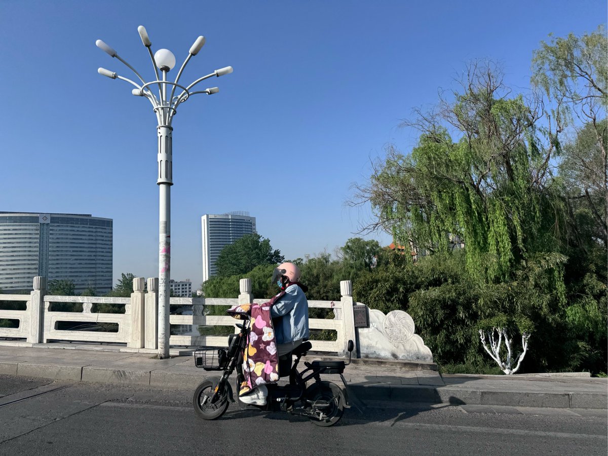 Starrrrry3's tweet photo. 路口偶遇风卷落叶，蹬着车的小哥笑眼晃晃，傍晚的街景突然就暖了半分 https://t.co/tIEG3Ku0aM