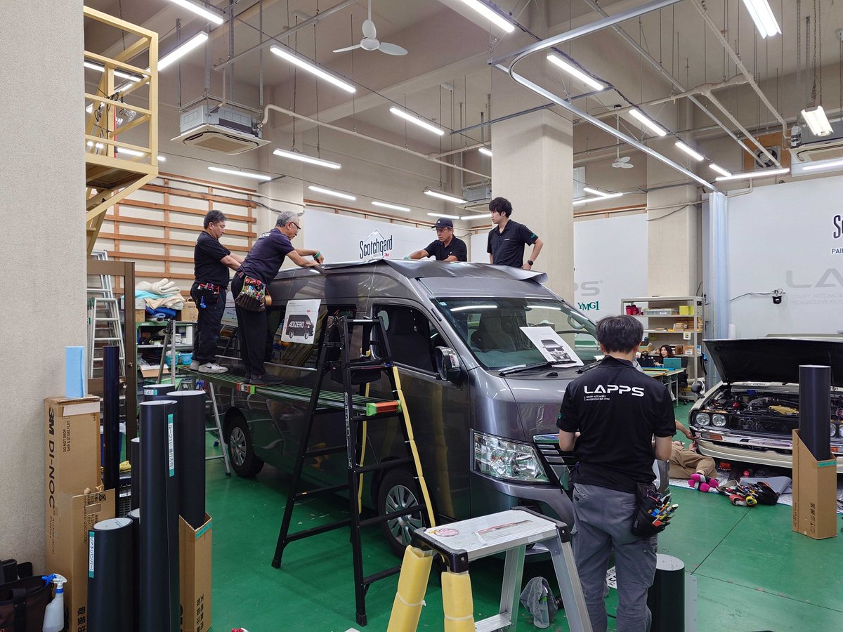 kyamaga's tweet photo. カーラッピングの完成形といえば、何と言っても施工が花形。私もそう感じます。

ポルシェやフェラーリといった高級車に施工している光景をSNSで見ると、ワクワクした若者たちは「自分もああなりたい」と、YouTubeでカーラッピング施工の動画を見て学ぼうとします。これが、ここ20年で個人向けパーソナルオートカーラッピングが注目される理由です。

では、どうやって施工技術を習得するのか?誰から修得するのか?これが問題です。

YMG1は、企業向けフリートマーキングと個人向けパーソナルオートカーラッピング、その両方のビジネスを支援する3Mジャパン認定トレーニング会社です。写真の施工スタッフ・入社4年目の秋山くんは、US3M&3Mジャパンの認定トレーナーと毎日一緒に、施工技術の訓練を受けています。

只今、カーラッピング施工者を募集しています。未経験者大歓迎!!

LINEで気軽に聞いてね
LINE公式アカウント　https://t.co/DkdYMPSvx7
応募サイト　https://t.co/LiNsPOrxEG
#YMG1 #カーラッピング #職人募集 #未経験歓迎 #東京求人 #墨田区 #施工スタッフ