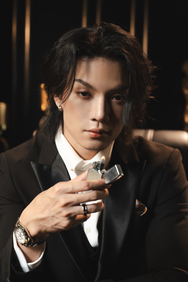 _24News_'s tweet photo. “โบ๊ท ยงค์ยุทธ” ถ่ายทอดทุกความรู้สึกผ่าน “พันธนาการรัก (Bonding)” บทเพลงแห่งความผูกพันประกอบซีรีส์ “KNOT”

#KNOTseries #BoatYongyut #OatPasakorn #BoatOat #MFlowEntertainment #BondingByBoatyongyut

กระแสยังคงแรงต่อเนื่��งสำหรับซีรีส์วายแนว Omegaverse เรื่องแรกของไทย “KNOT” ที่ได้รับเสียงชื่นชมจากผู้ชมทั้งในไทยและต่างประเทศ พร้อมสร้างกระแสบน X และครองอันดับ 1 บนแอป iQIYI ทุกสัปดาห์ที่ออกอากาศ ล่าสุด “โบ๊ท ยงค์ยุทธ” ขอส่งต่ออีกหนึ่งความประทับใจ ผ่านเพลงประกอบซีรีส์ “พันธนาการรัก (Bonding)” บทเพลงที่ถ่ายทอดความรู้สึกของ ณคุณ ที่มีต่อ พัสสะ พร้อมเติมเต็มอารมณ์ของเรื่องราวให้ลึกซึ้งยิ่งขึ้น

“พันธนาการรัก (Bonding)” ถ่ายทอดความรู้สึกของคนที่ยังติดอยู่ในห้วงแห่งความรักและความทรงจำของใครบางคน แม้พยายามหลีกหนีหรือหลับตา ภาพของคนคนนั้นก็ยังคงชัดเจนอยู่ในหัวใจ ความผูกพันที่ก่อตัวขึ้นเปรียบเสมือนโซ่ตรวนที่พันธนาการหัวใจ จนสุดท้ายต้องยอมจำนนต่อวังวนแห่งความรักที่ไม่อาจตัดขาดหรือก้าวผ่านไปได้

เบื้องหลังเพลงนี้ได้ทีมงานคุณภาพมาร่วมสร้างสรรค์ เพื่อถ��ายทอดเรื่องราวและอารมณ์ของซีรีส์ผ่านบทเพลงได้อย่างสมบูรณ์แบบ โดยได้ เซลินน์ กรชนก หนึ่งในผู้กำกับซีรีส์ และ คิงส์ ชนาวิทย์ เจ้าของเพลงไวรัล "หนังสือเล่มเก่า" รับหน้าที่โปรดิวเซอร์ ดูแลทุกขั้นตอนการผลิต และได้ Jc Janez (เจนจิรา เฉียงเอก) เจ้าของผลงานเพลง “อุษาสาง” มารับหน้าที่เขียนเนื้อร้องและทำนอง ถ่ายทอดทุกความรู้สึกของตัวละครออกมาอย่างลึกซึ้งและกินใจ 

            ด���าน โบ๊ท ยงค์ยุทธ เปิดเผยถึงการร้องเพลงประกอบซีรีส์ครั้งนี้ว่า "รู้สึกตื่นเต้นมากครับ เพราะเป็นอีกหนึ่งประสบการณ์ที่ไม่ได้มีโอกาสทำบ่อย ตอนเข้าห้องอัดก็แอบกังวลเหมือนกันว่าเราจะถ่ายทอดเพลงออกมาได้ดีแค่ไหน แต่โชคดีที่โปรดิวเซอร์คอยแนะนำทั้งเรื่องการออกเสียง จังหวะ และการใส่อารมณ์ ทำให้ค่อย ๆ ผ่อนคลายและสนุกกับการทำงานมากขึ้น ความท้าทายของเพลงนี้คือก��รทำให้เพลงไม่ได้เป็นแค่เพลง แต่เป็นอีกหนึ่งบทที่ช่วยเล่าเรื่องของตัวละคร เพื่อให้คนฟังอินไปกับเรื่องราวของซีรีส์และสัมผัสอารมณ์เดียวกับตัวละคร สุดท้ายก็อยากขอบคุณแฟน ๆ ทุกคนที่คอยติดตามและซัพพอร์ตทั้งซีรีส์และเพลงนะครับ หวังว่าเมื่อทุกคนได้ฟังเพลงนี้ควบคู่กับการรับชมซีรีส์ จะยิ่งเข้าถึงอารมณ์และเรื่องราวของตัวละครมากขึ้นครับ"

สามารถรับชม Official MV “พ���นธนาการรัก (Bonding)” ได้แล้ววันนี้ทาง MFlow Music : https://t.co/lTTy568ZYO และรับฟังเพลงได้พร้อมกันในทุกแพลตฟอร์มสตรีมมิง ตั้งแต่วันที่ 12 สิงหาคม เป็นต้นไป

ร่วมสัมผัสเรื่องราวความรักที่ถูกลิขิตด้วยโชคชะตาไปพร้อมกันในซีรีส์ “KNOT” ทุกวันอังคาร เวลา 22:30 น. ทางช่อง one31 ดูออนไลน์เวอร์ชัน UNCUT เวลา 23:00 น. บนแอป iQIYI และเว็บ https://t.co/2VT2y5ggVT ที่เดียวเท่านั้น และย้อนหลัง Clean Version ทุกวันพฤหัสบดี เวลา 23:00 น. ทาง YouTube : MFlow Entertainment