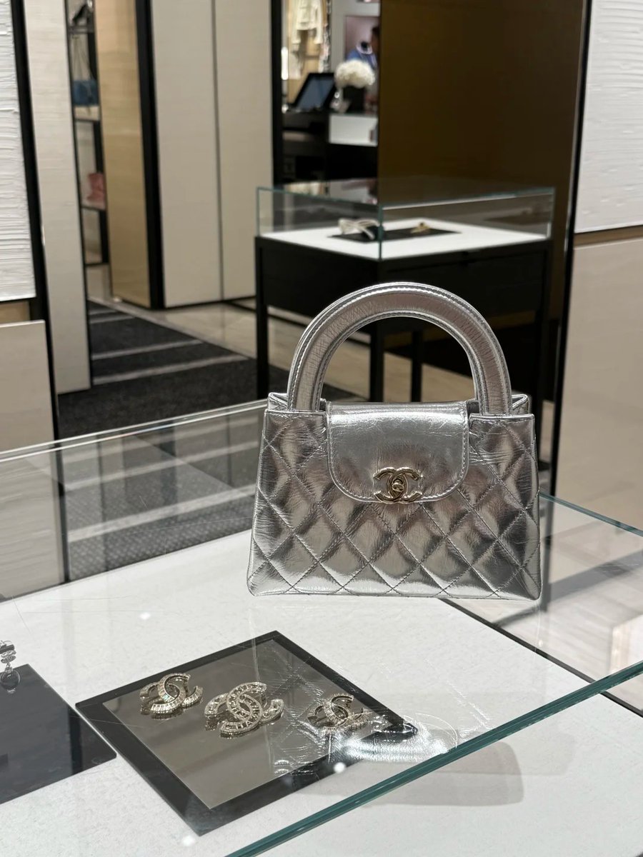 Muhil_ham's tweet photo. Haven't stepped into a boutique for so long. This metallic silver Kelly gives off futuristic hardware wallet vibes. Physical luxury > digital volatility today lor. https://t.co/LCtPgSzW6f