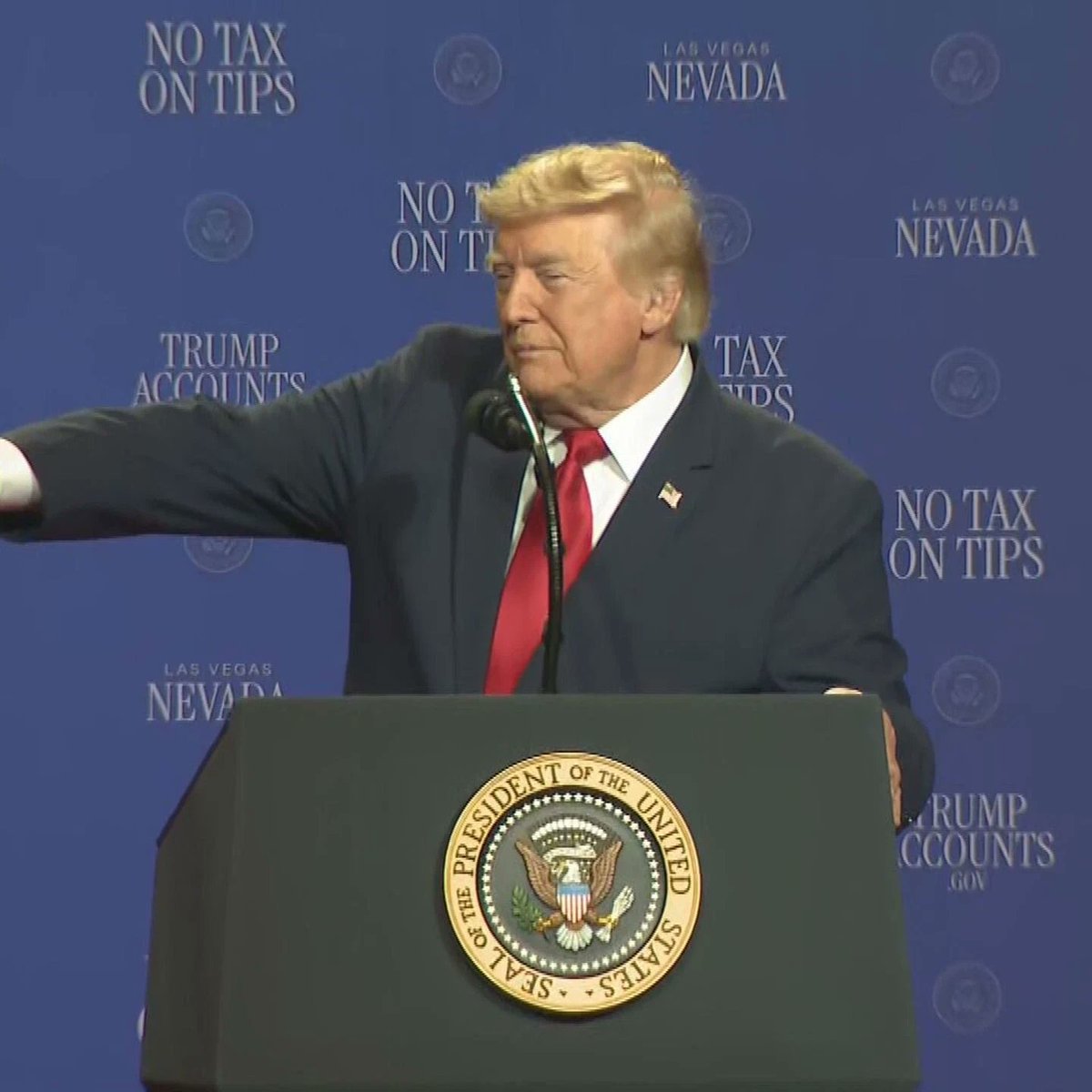 DougWahl1's tweet photo. IS THIS A WIG

I've seen many posts talking about how different Trump's hair looked today. 

Does it look different to you?

Who thinks its a wig? https://t.co/KqyLTNX5jQ