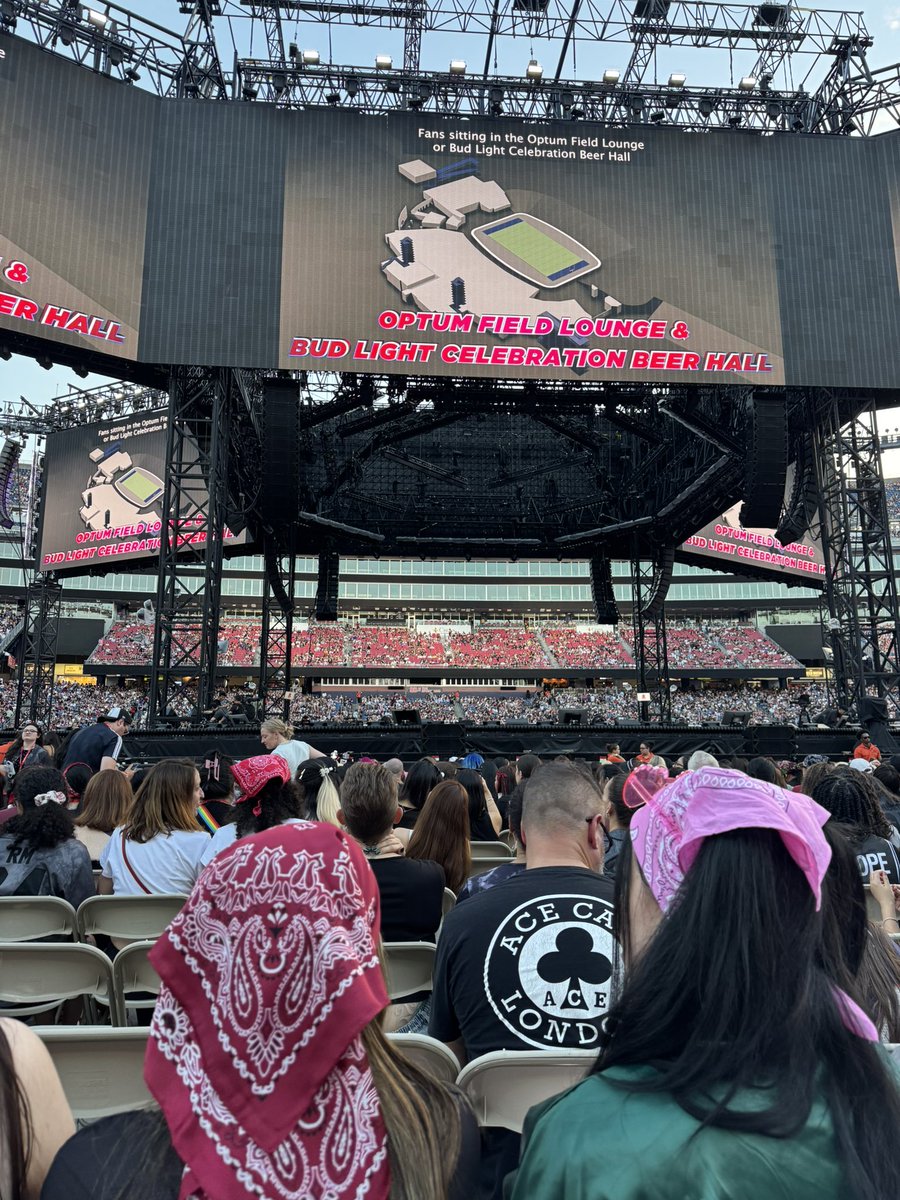 sotypjm's tweet photo. Foxborough Day 1!! Idol barricade w @jxminiekkyu 😳💖 https://t.co/LBpeORrt4z