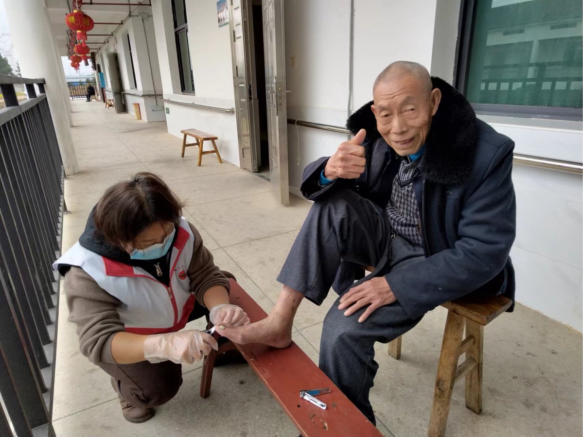 ax11_y0's tweet photo. #志愿活动 今天在社区帮独居老人整理换季衣物，陪奶奶晒了太阳，收的不是证书是满袋的感谢！ https://t.co/7vNvdudARL