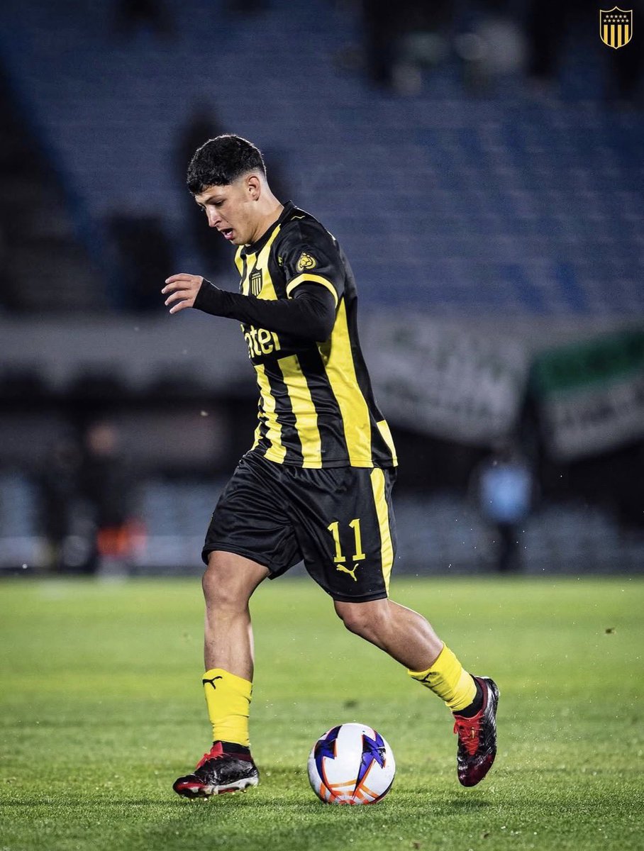 brunogpa_0's tweet photo. Leonel Jaime casi sin mirar sabe dónde están sus compañeros y siempre les hace llegar la pelota.

Cuando acelera y elude, desequilibra. Cuando pausa, aguanta y juega, genera. Es un escándalo.

Hoy es el mejor jugador del país. Lo demuestra partido a partido. Show total. https://t.co/NuGM0JLFgF