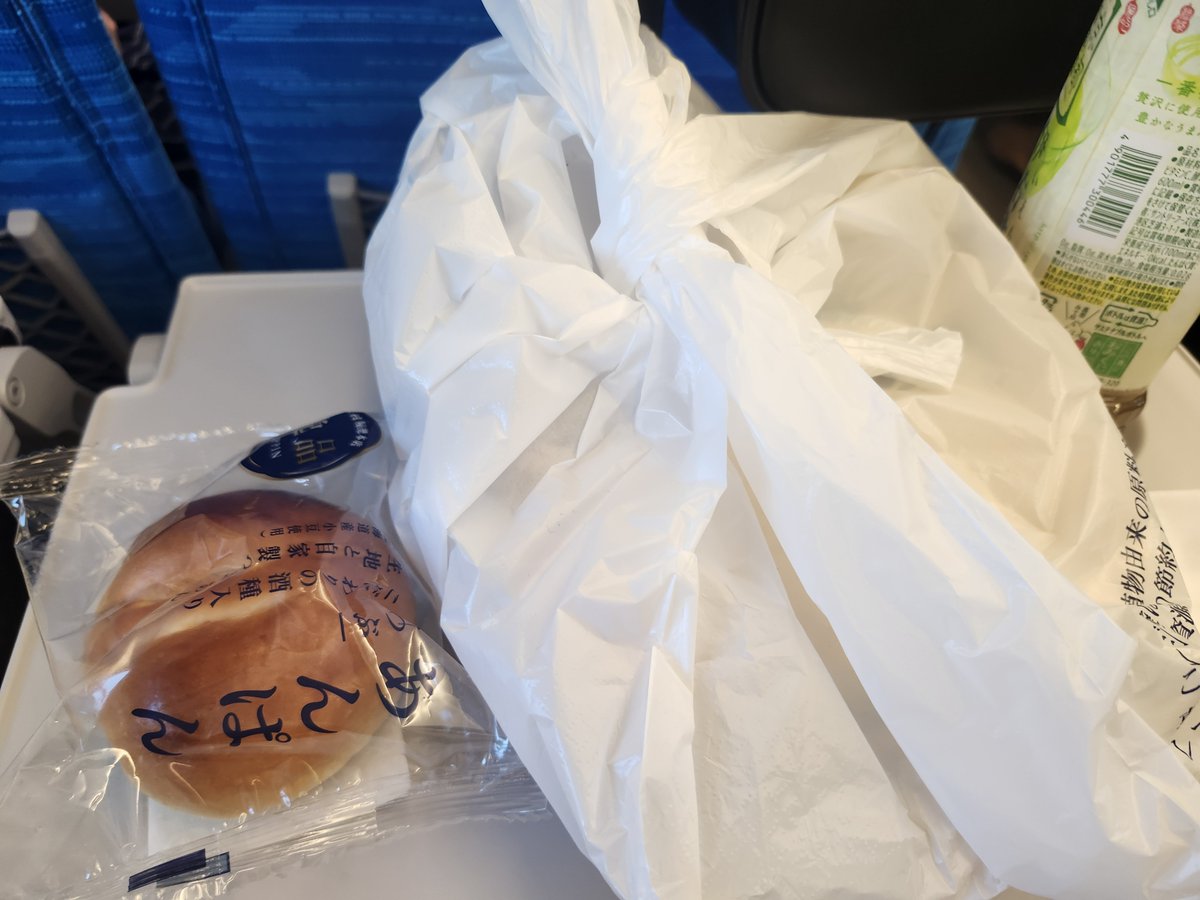 0406yuuri's tweet photo. 🚅車内でガッツリ駅弁！

そしてすでに完食！
横にそっと並んだあんぱんはお気になさらずに🤭 https://t.co/qSsGXW3AVo