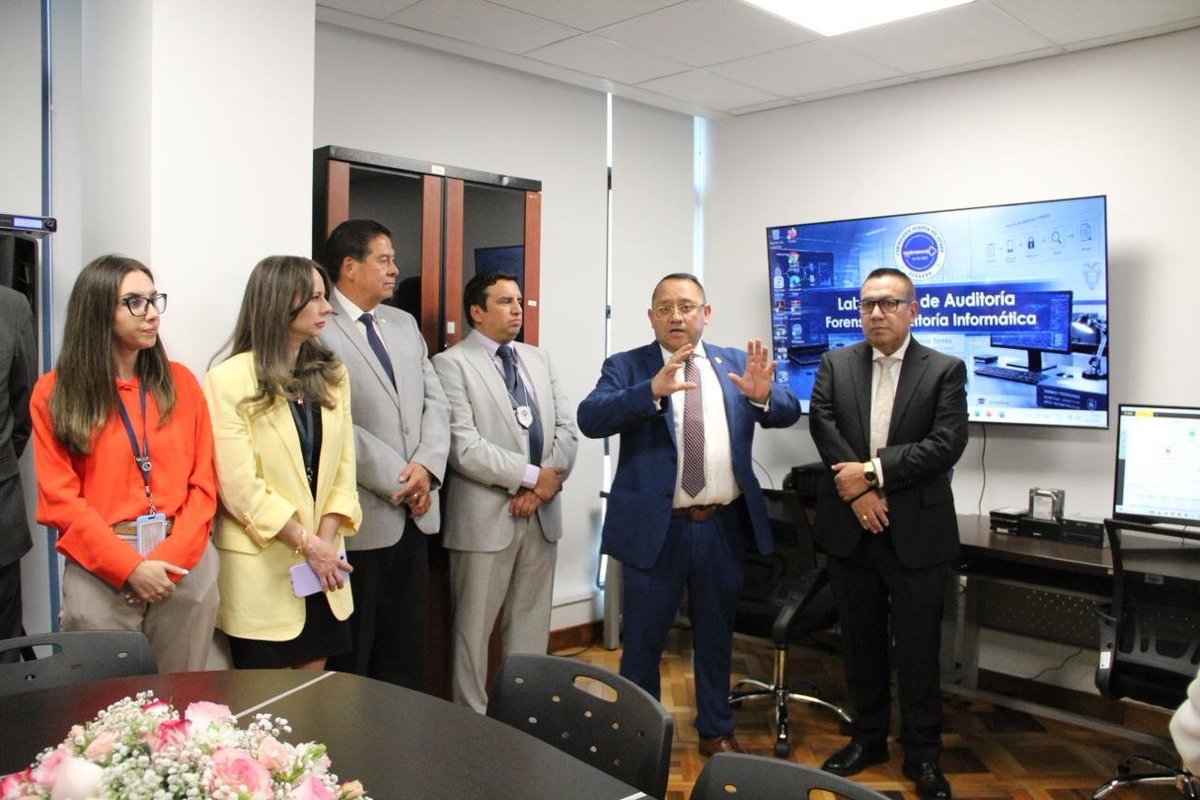 ContraloriaECU's tweet photo. 🏛️ #LaNuevaContraloría | Bajo la administración del Dr. Mauricio Torres, la Contraloría General del Estado inauguró el Laboratorio de Auditoría Forense y Auditoría Informática, equipado con tecnología especializada que marca un hito en el fortalecimiento de las capacidades técnicas de la institución.

💻 Este laboratorio permitirá incorporar herramientas especializadas para el análisis de evidencia digital, fortalecer las auditorías forenses e informáticas y optimizar los procesos de investigación y control, consolidando una Contraloría más moderna, eficiente y preparada para enfrentar los desafíos del control gubernamental.