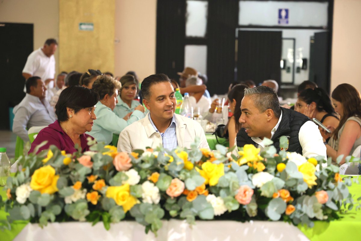 SEGOB_Queretaro's tweet photo. Con motivo de la conmemoración del #DíaDelPadre, el secretario de Gobierno, @Eric_gudino acompañó a los papás del Sindicato Nacional de Trabajadores de la Secretaría de Salud Sección 32, el cual es presidido por el secretario General, Edgar Germán López Gómez.

Junto con la secretaria de Salud, @MartinaP_Rendon el funcionario estatal, reconoció que ellos dan lo mejor, además de destacar su dedicación y profesionalismo al servicio de la Salud Pública en Querétaro. 
#AquíContigo