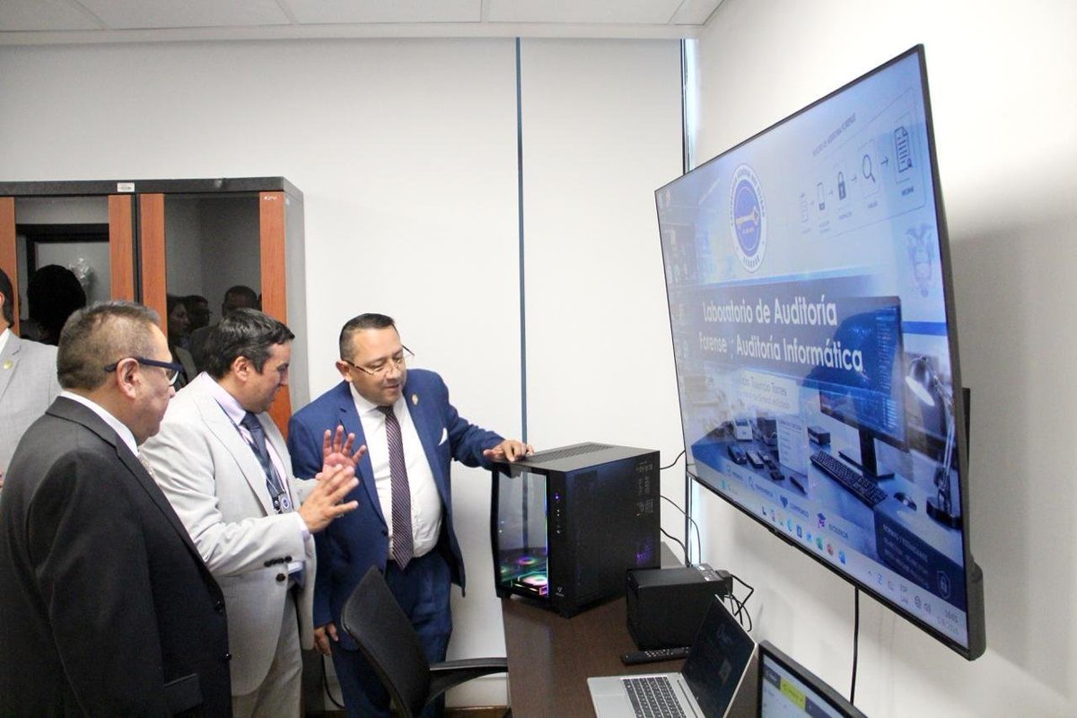 ContraloriaECU's tweet photo. 🏛️ #LaNuevaContraloría | Bajo la administración del Dr. Mauricio Torres, la Contraloría General del Estado inauguró el Laboratorio de Auditoría Forense y Auditoría Informática, equipado con tecnología especializada que marca un hito en el fortalecimiento de las capacidades técnicas de la institución.

💻 Este laboratorio permitirá incorporar herramientas especializadas para el análisis de evidencia digital, fortalecer las auditorías forenses e informáticas y optimizar los procesos de investigación y control, consolidando una Contraloría más moderna, eficiente y preparada para enfrentar los desafíos del control gubernamental.