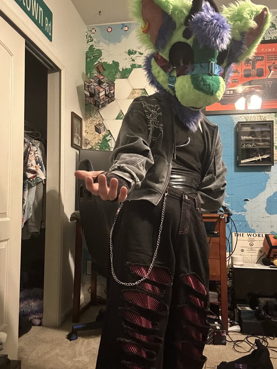 EmeraldDaDerg's tweet photo. Latex derg with a sweater!?!?? 
#latex #furry #latexfur 
Lmk what yall think of this suit pics! (Also if anyone want to meet up and take some sometime lmk) https://t.co/COjkZFUVvU
