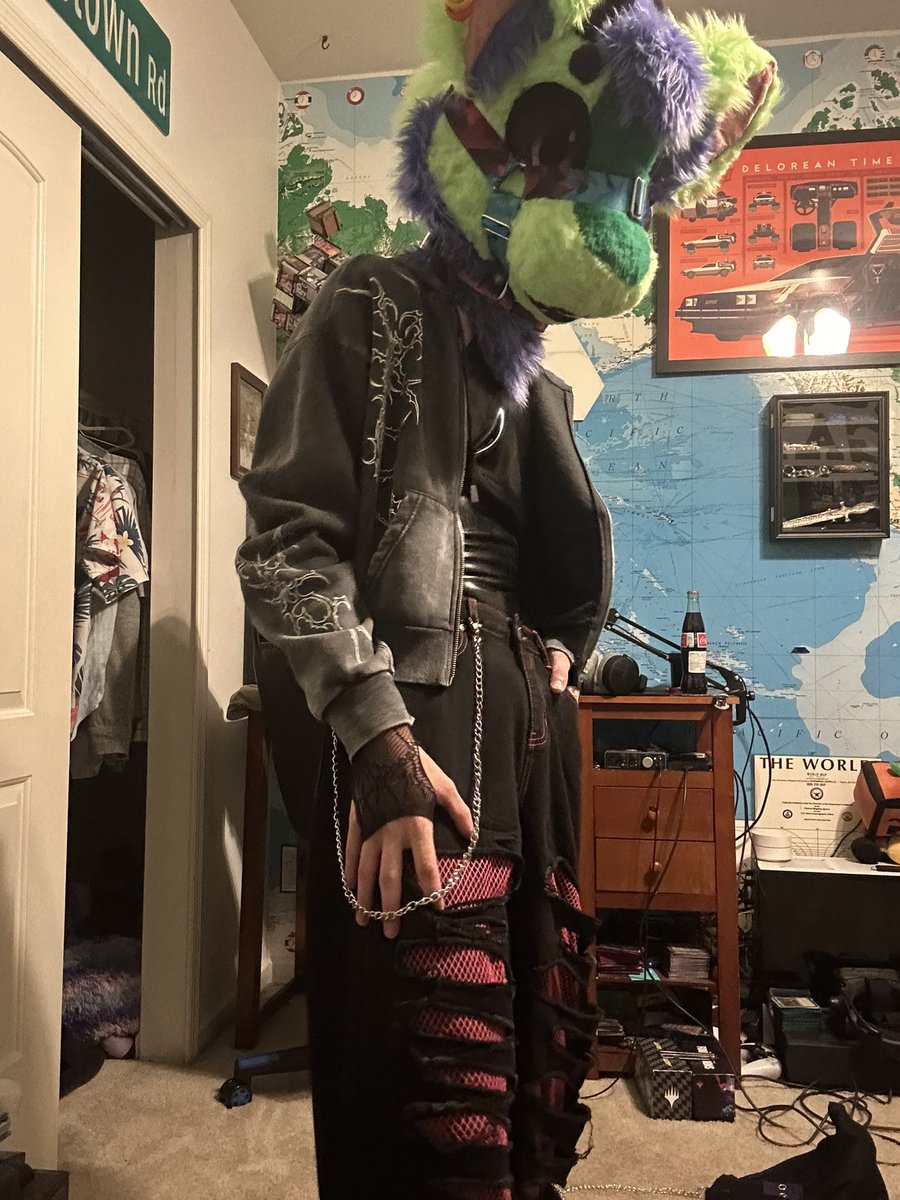 EmeraldDaDerg's tweet photo. Latex derg with a sweater!?!?? 
#latex #furry #latexfur 
Lmk what yall think of this suit pics! (Also if anyone want to meet up and take some sometime lmk) https://t.co/COjkZFUVvU