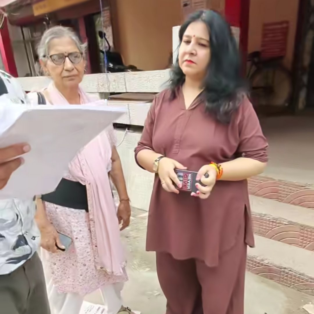 MukAn_X's tweet photo. पंजाब नेशनल बैंक फरीदाबाद रेलवे रोड ब्रांच में लॉकर नंबर A46 से 25 लाख रुपये का सोना जेवर गायब हो गया। बैंक के अंदर से ही।

74 साल की श्रीमती सुदेश कपूर का लॉकर था।

12 साल से शादी का जेवर और गिफ्ट्स रखे हुए थे।

मार्च 2024 के बाद 2 साल तक लॉकर नहीं खोला गया था।

जब अब खोला तो अंदर कुछ भी नहीं मिला। खाली था सारा सोना गायब।

बैंक की एक चाबी और ग्राहक की एक चाबी रहती है।

फिर लॉकर खाली कैसे हुआ?

साफ है कि बैंक वालों की चाबी से ही सब निकाला गया।

बेटा आशीष कपूर PNB बैंक गया तो मैनेजर बोले इंक्वायरी चल रही है।

FIR करना चाहते हैं तो बैंक दबाव डाल रहा है।  

पब्लिक बैंक में जेवर रखा फिर भी सुरक्षित नहीं?

आखिर पब्लिक का जेवर पैसा कहां सुरक्षित रहेगा?