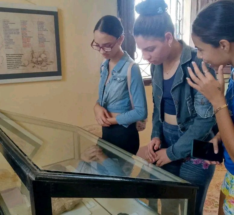 EliasMailin's tweet photo. El Museo Municipal de Niquero realizó una visita a jóvenes del Consejo Popular #6. Gracias por su visita.
#100añosconFidel 
#PatrimonioGranma 
#PatrimonioNiquero 
#SomosCultura https://t.co/1Fspm3pyrC
