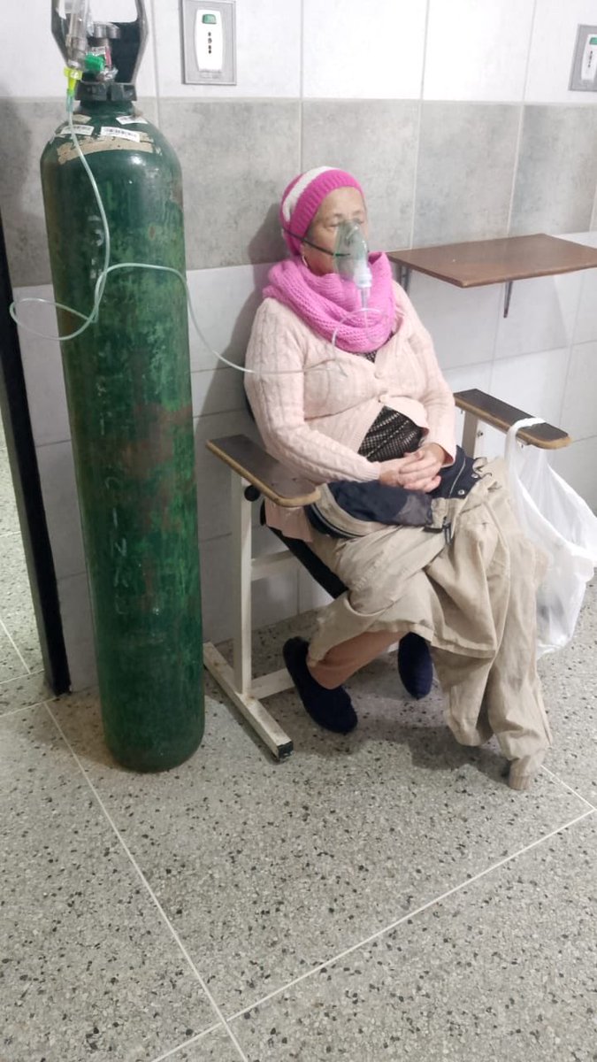 LuisGPerezCasas's tweet photo. El reverendo Samuel Enrique nos recuerda en sus plegarias que : "su escudo es la Fe, su moto la Esperanza y su arma el Amor para hacer un mundo mejor". 
Teresita, su madre tiene 74 años, sufre por no tener ninguna noticia de su hijo desde que fuera secuestrado el domingo por un grupo armado, implora al ELN que opera en el Catatumbo colombiano y venezolano, que digan si ellos lo retuvieron. Quien haya sido libérenlo de inmediato, Samuel Enrique hace parte del Consejo Nacional de Paz, su búsqueda siempre ha sido la del bien común, la del servicio a las comunidades, por los derechos de las víctimas y la necesidad de que la paz cobije a nuestro pueblo. Es un verdadero discípulo de Jesucristo al lado siempre de los humildes y de los vulnerables. @petrogustavo @IvanCepedaCast @carolinacorcho @mindefensa @PoliciaColombia @CIDH @ONU_derechos @ONU_es