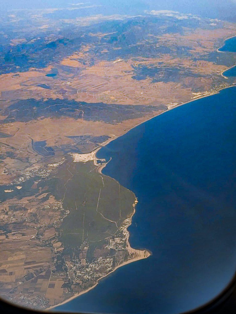 jrambaud's tweet photo. El sur de #Cadiz Visibles tómbolo de Trafalgar, pinares de #Barbate, #ZaharadelosAtunes, playa de #Bolonia, #Facinas ( mi casa, en centro), las #nubes de #levante en Sierras, arriba izda #LaLinea #Gibraltar y bahía de #Algeciras. Foto de @EltiempoenCadiz ❤️ https://t.co/bj73khgff2