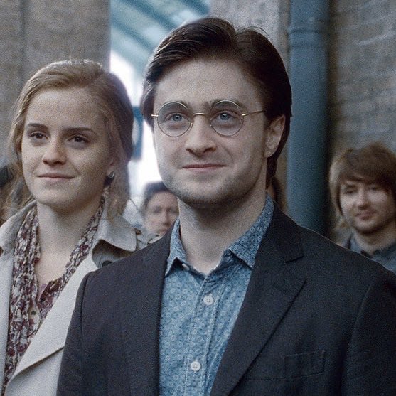 EiProfeta's tweet photo. Daniel Radcliffe, quien cumplió hace unos días 37 años, ahora tiene la misma edad que Harry Potter tenía durante la escena del epílogo en la última película de la saga.

“19 años después…” https://t.co/VFA0xza4Ny