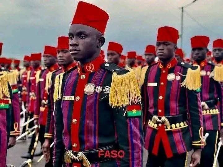 emmanutapsoba's tweet photo. Ils se moquaient tous du Made in China aujourd’hui ils se déplacent en Chine pour devenir revendeurs simplement parce qu’à part rire ils ne savent rien proposer d’autre.

Aujourd’hui le Burkina🇧🇫 construit son propre univers textile avec sa propre réflexion et sa propre vision. https://t.co/IliO5TswzI