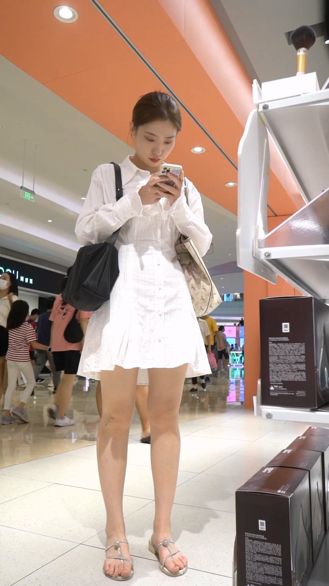 ewtza895's tweet photo. #街拍 #制服 #丝袜 #美腿 #裙底 白裙美女粉色蕾丝丁字裤前面透黑色 https://t.co/84JoHMgDQS