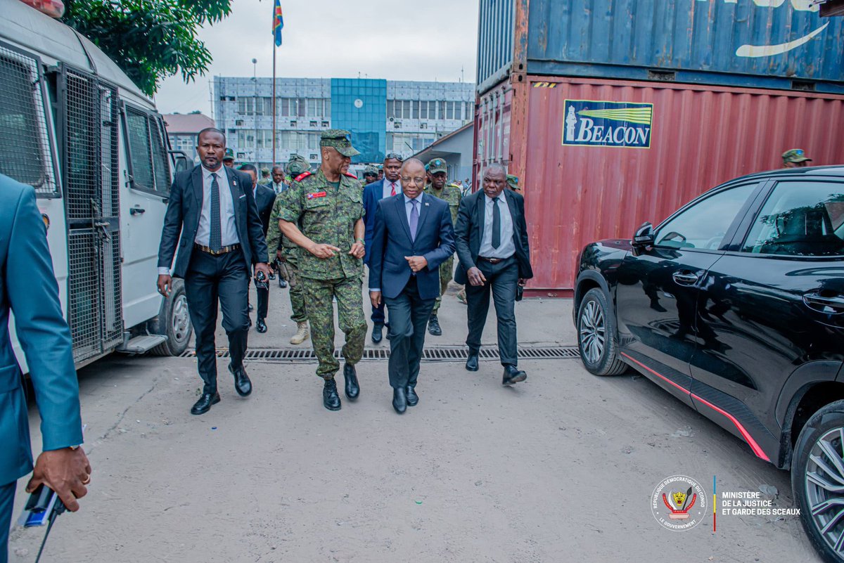 lokondobenjamin's tweet photo. Renseignement militaire : le ministre d’État Guillaume Ngefa réaffirme la primauté de l’État de droit lors d’une visite d’inspection. https://t.co/GY3gnbEny0 https://t.co/gJog76U6eZ