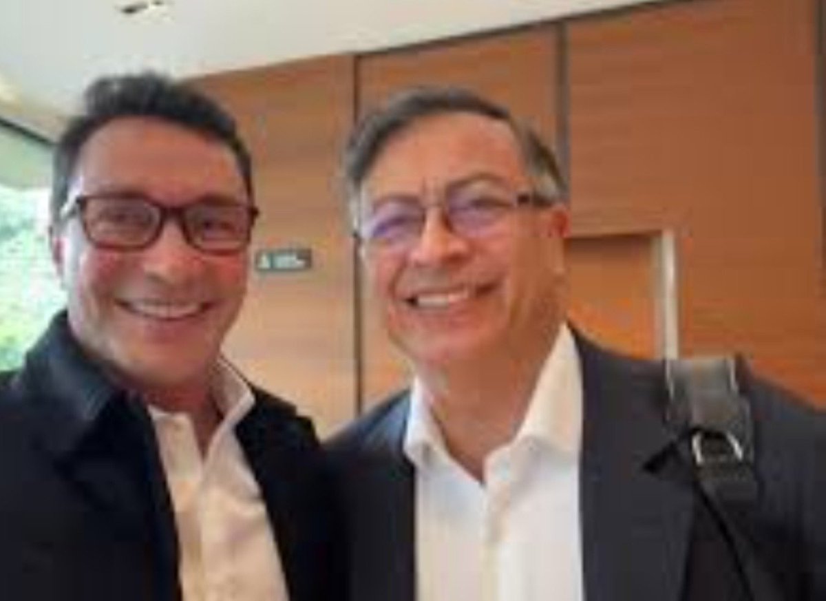 rafapachecop's tweet photo. @Melquisedec70 @carlosecaicedo Toda Una Asquerosa Rata Petrista .

Siempre vimos a Iván Cepeda y @petrogustavo posar muy orgullosos junto  a la Rata Negra de Carlos Caicedo. https://t.co/whrmShY3HH