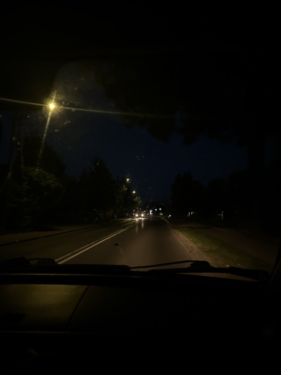 toukaghoul's tweet photo. Moja waify chciała jechać do biedry po pierniki w czekoladzie a skończyło sie na piernikach w czekoladzie i winie skolima https://t.co/jRyEKC2Mgy