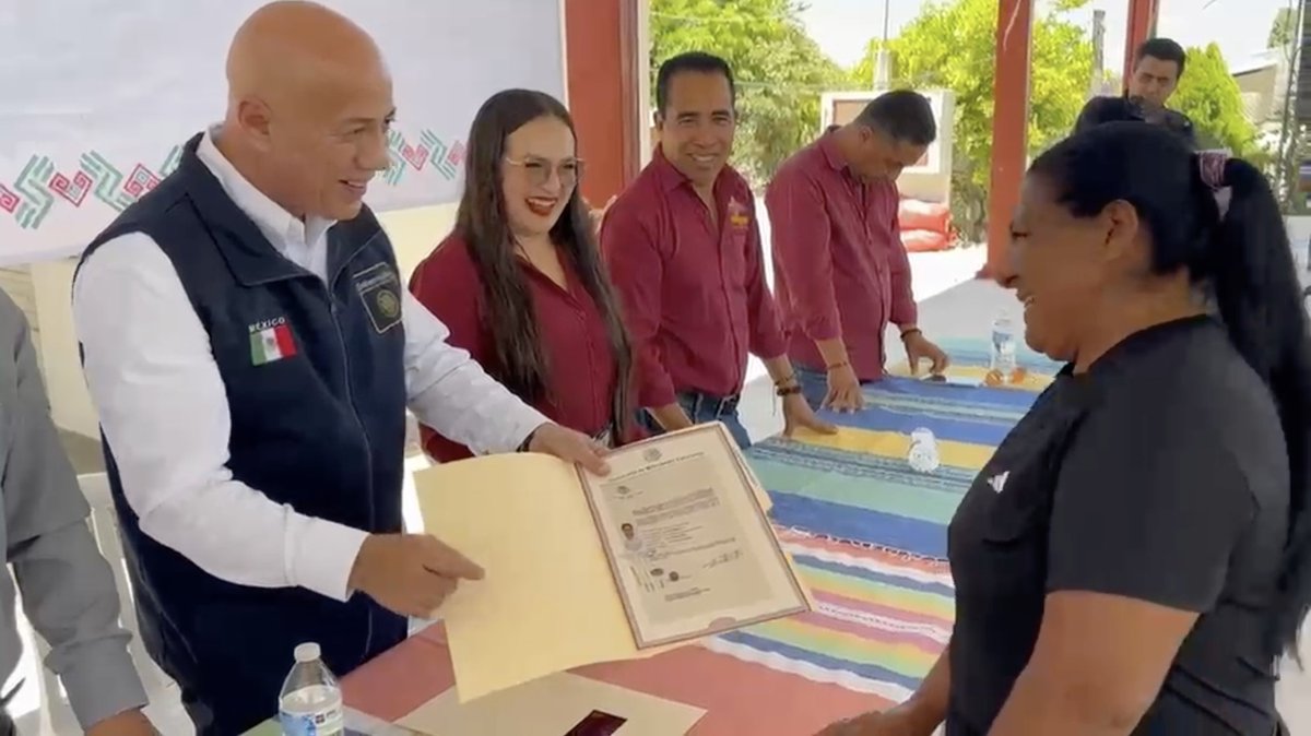 Hazaelruizo's tweet photo. En cumplimiento de las instrucciones de la secretaria de @SEGOB_mx, @rosaicela_, y del subsecretario de #DDHH, @arturomedinap, para promover el derecho a la identidad jurídica como puerta de acceso a otros derechos:

#Hoy, en la comunidad de La Gloria, municipio de #LaTrinitaria, #Chiapas, entregamos 29 copias certificadas de #CartasDeNaturalización, expedidas por @SRE_mx, a personas de origen guatemalteco que han vivido durante décadas en esta región. Este documento les permite acreditar su identidad jurídica y acceder plenamente a los derechos, beneficios y programas que les corresponden como personas ciudadanas mexicanas.

En el evento de entrega nos acompañó el presidente municipal de La Trinitaria, Denis Gabriel Solís, a quien agradecemos su apoyo y disposición para articular acciones conjuntas en favor de las personas en contexto de movilidad humana en la #FronteraSur de nuestro país.
