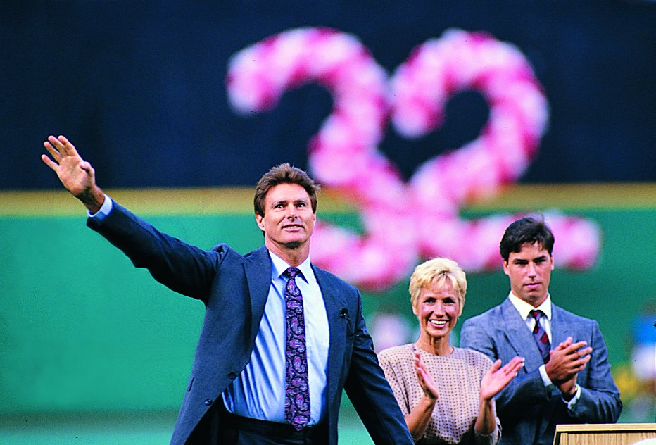 ShenkLarry's tweet photo. 😍OTD 1989: Phillies retire LHP Steve Carlton’s No. 32 in a pregame ceremony before 47,277 fans at Veterans Stadium. #phillies https://t.co/nS76n75msQ