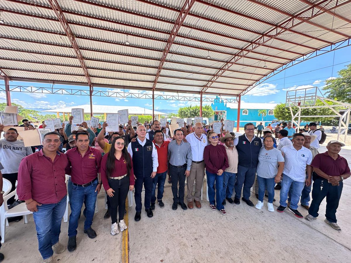 Hazaelruizo's tweet photo. En cumplimiento de las instrucciones de la secretaria de @SEGOB_mx, @rosaicela_, y del subsecretario de #DDHH, @arturomedinap, para promover el derecho a la identidad jurídica como puerta de acceso a otros derechos:

#Hoy, en la comunidad de La Gloria, municipio de #LaTrinitaria, #Chiapas, entregamos 29 copias certificadas de #CartasDeNaturalización, expedidas por @SRE_mx, a personas de origen guatemalteco que han vivido durante décadas en esta región. Este documento les permite acreditar su identidad jurídica y acceder plenamente a los derechos, beneficios y programas que les corresponden como personas ciudadanas mexicanas.

En el evento de entrega nos acompañó el presidente municipal de La Trinitaria, Denis Gabriel Solís, a quien agradecemos su apoyo y disposición para articular acciones conjuntas en favor de las personas en contexto de movilidad humana en la #FronteraSur de nuestro país.