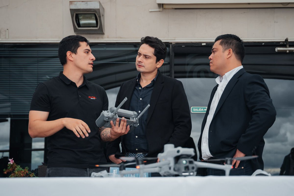 Jsvasquezg's tweet photo. ¡Buenas noticias! 

Ahora Barrancabermeja estará vigilada desde el cielo, hemos gestionado ante la Federación Colombiana de Municipios @Fedemunicipios, 2 drones de alta tecnología para apoyar el trabajo de seguridad en el Centro de Monitoreo Distrital.

Estos equipos serán clave para las labores de patrullaje, prevención y reacción inmediata en toda la ciudad.