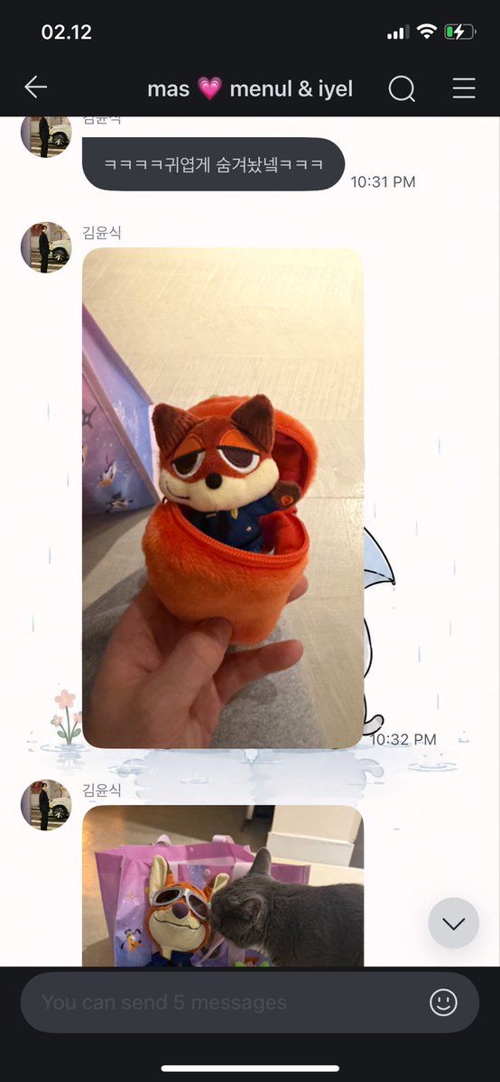 iyeltobeli's tweet photo. 🐶: wkwkwk nick yang keren itu langsung jadi hal pertama yang menarik perhatianku 
🐶: /pamer mug nick/
🐶: ini bener bener cantik banget… lucu sekali.. 🥹
🐶: /send pic kartu Disneyland/
🐶: karena aku belum pernah ke disneyland, jadi hadiah ini bener bener bikin aku seneng banget..
🐶: /send pic pouch wortel dengan pc ayang menulnya/
🐶: nahh ini nih highlight nya
🐶: wkwkwk disembunyiinnya lucu banget, hahaha
🐶: /send pic boneka nick di dalem pouch wortel/