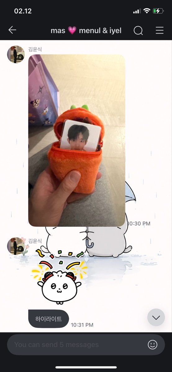 iyeltobeli's tweet photo. 🐶: wkwkwk nick yang keren itu langsung jadi hal pertama yang menarik perhatianku 
🐶: /pamer mug nick/
🐶: ini bener bener cantik banget… lucu sekali.. 🥹
🐶: /send pic kartu Disneyland/
🐶: karena aku belum pernah ke disneyland, jadi hadiah ini bener bener bikin aku seneng banget..
🐶: /send pic pouch wortel dengan pc ayang menulnya/
🐶: nahh ini nih highlight nya
🐶: wkwkwk disembunyiinnya lucu banget, hahaha
🐶: /send pic boneka nick di dalem pouch wortel/