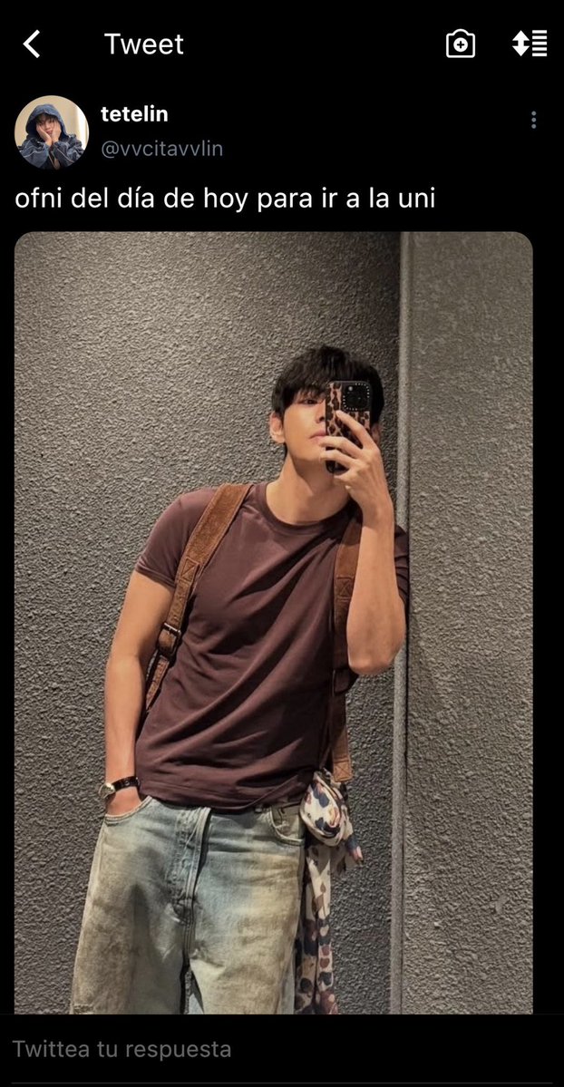 lelenlvs's tweet photo. Un au donde…

-Tae y jk son enemigos desde que entraron a la uni por un absurdo malentendido; un día tae estaba revisando perfiles en twt a lo loco y se encuentra con un perfil que se le hace un poco parecido a ese chico que tanto detesta, lo inesperado es que los tweets del perfil parecen decir que jk no lo odia tanto como él creía.