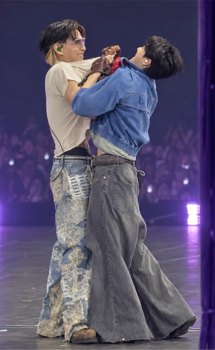 lelenlvs's tweet photo. Un au donde…

-Tae y jk son enemigos desde que entraron a la uni por un absurdo malentendido; un día tae estaba revisando perfiles en twt a lo loco y se encuentra con un perfil que se le hace un poco parecido a ese chico que tanto detesta, lo inesperado es que los tweets del perfil parecen decir que jk no lo odia tanto como él creía.