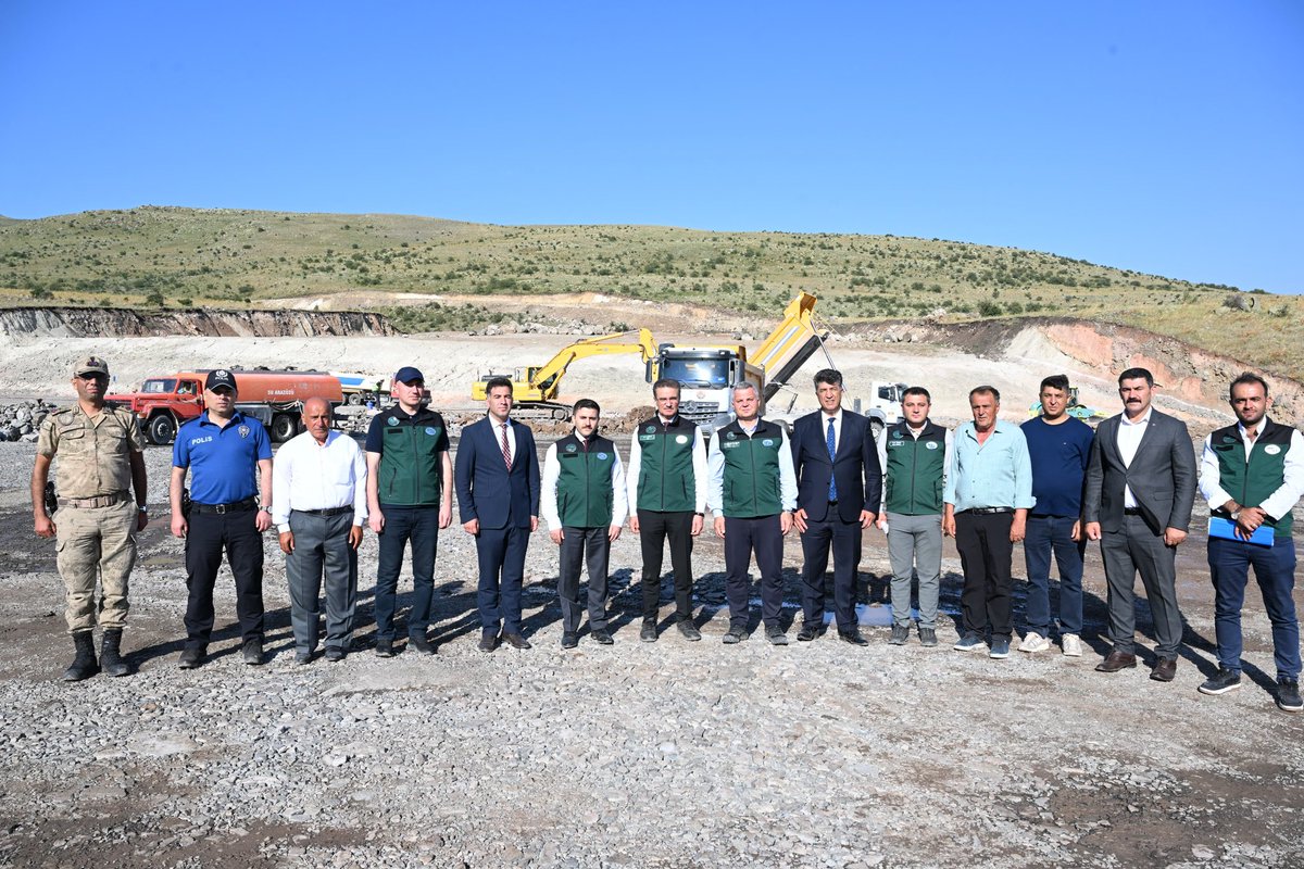 pasinlerkym's tweet photo. Valimiz Sn. Aydın BARUŞ  Kaymakamımız Sn. Rahmi BULUT, Pasinler Belediye Başkanı Sn. Ünsal SERTOĞLU ve AK Parti Pasinler İlçe Başkanı Sn. Gökhan KANAL Pasinler ilçesinde yapımı devam eden Küçüktüy Barajı’nda yürütülen çalışmaları yerinde inceleyerek, DSİ Bölge Müdürü Oğuzhan YAVUZ’dan çalışmaların son durumu hakkında bilgi aldı.

İncelemelerin ardından açıklamalarda bulunan Valimiz Sn. Aydın BARUŞ, Küçüktüy Barajı’nın bölgede yakından takip edilen önemli yatırım projelerinden biri olduğunu belirterek, temelden 50 metrenin üzerinde gövde yüksekliğiyle hizmet vereceğini ifade etti.

Barajın sulama sahasının da daha geniş olacağını vurgulayan Valimiz Sn. Aydın BARUŞ, projenin tamamlanmasıyla birlikte yaklaşık 11 bin dönümün üzerinde tarım arazisinin sulanacağını, çalışmaların planlanan takvim doğrultusunda ilerlediğini belirtti. Genel fiziki gerçekleşmenin yüzde 55’e, gövde inşaatındaki ilerlemenin ise yüzde 24’e ulaştığını ifade eden Valimiz Sn. Aydın BARUŞ, gövde dolgusunun 2027 yılı sonunda tamamlanmasının, 2028 yılında ise su tutulmasının ve sulama şebekesinin devreye alınarak çiftçilere su verilmeye başlanmasının hedeflendiğini söyledi.

Baraj sahasında zemin yapısından kaynaklanan teknik çalışmaların da büyük bir titizlikle sürdürüldüğünü belirten Valimiz Sn. Aydın BARUŞ, inşaat alanındaki toprağın su tutma bakımından elverişsiz olması nedeniyle ilave mühendislik uygulamalarının hayata geçirildiğini ifade etti. Bu kapsamda tünel çalışmalarının devam ettiğini, iç kaplama işlemlerinin yürütüldüğünü ve gövde bölümünde enjeksiyon çalışmaları yapılacağını belirten Valimiz Sn. Aydın BARUŞ, bu çalışmaların zaman zaman süreci uzatsa da barajın güvenliği, dayanıklılığı ve uzun yıllar sorunsuz hizmet verebilmesi açısından büyük önem taşıdığını vurguladı.

Projenin tamamlanmasıyla birlikte bölge tarımında önemli bir dönüşüm yaşanacağını ifade eden Valimiz Sn. Aydın BARUŞ, sulama imkânlarının artmasıyla üreticilerin şeker pancarı, ayçiçeği gibi daha fazla su isteyen, getirisi ve katma değeri yüksek ürünleri yetiştirebileceğini belirterek, sulama sahasındaki arazilerin tabiri caizse “yeşil bir cennete” dönüşeceğini söyledi.

Valimiz Sn. Aydın BARUŞ, projede emeği geçen DSİ Bölge Müdürlüğü yöneticilerine, mühendislerine ve tüm çalışanlara teşekkür ederken, Kaymakamımız Sn. Rahmi BULUT da ilçede tarımsal üretime ve bölgenin kalkınmasına önemli katkılar sağlayacak olan Küçüktüy Barajı’nın planlanan takvim doğrultusunda tamamlanmasının büyük önem taşıdığını belirterek, projede görev alan tüm personele çalışmalarında başarılar diledi.