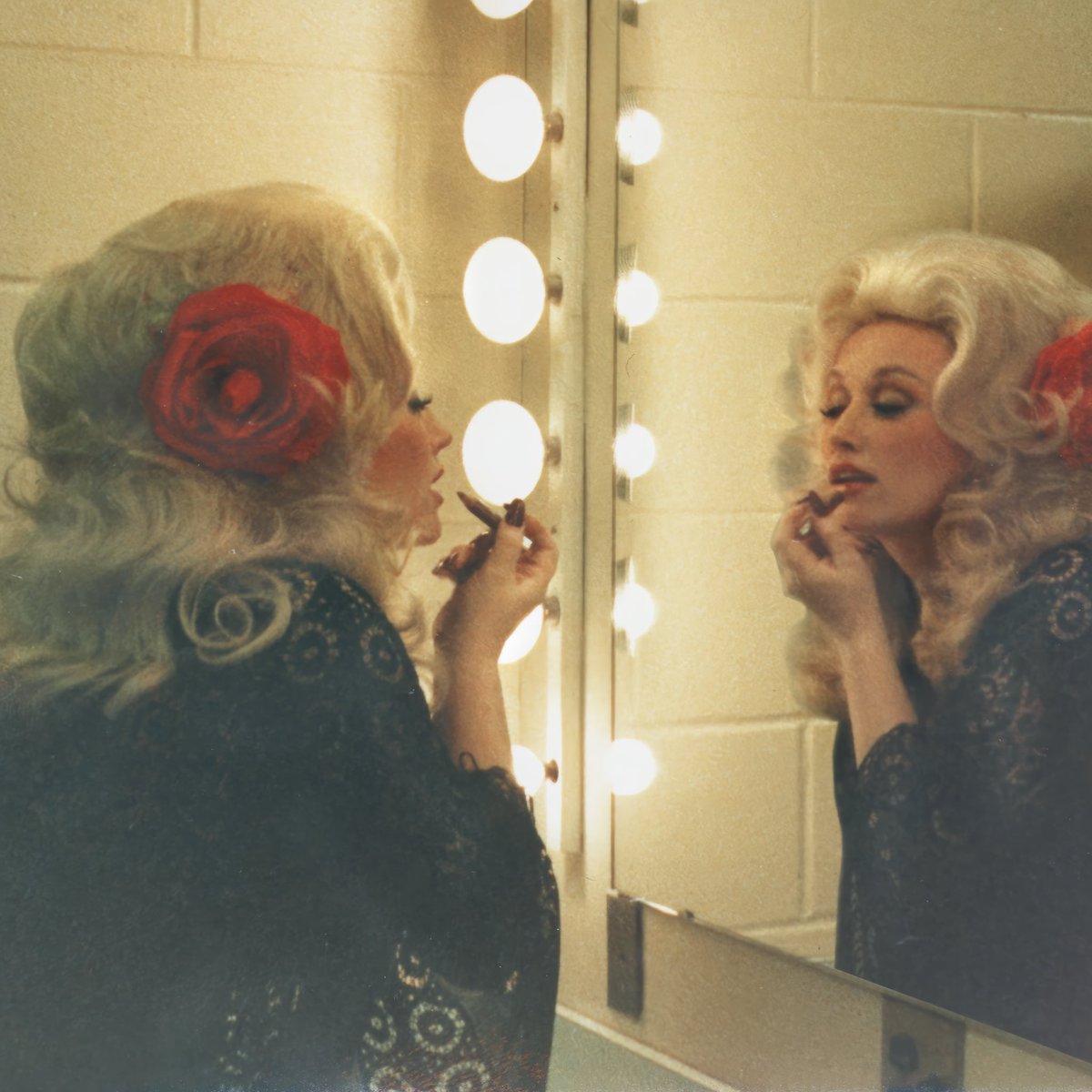 DollyParton's tweet photo. I feel glamorous on the inside, so I want to look like it on the outside. 💄✨ https://t.co/qiOCiENTIm