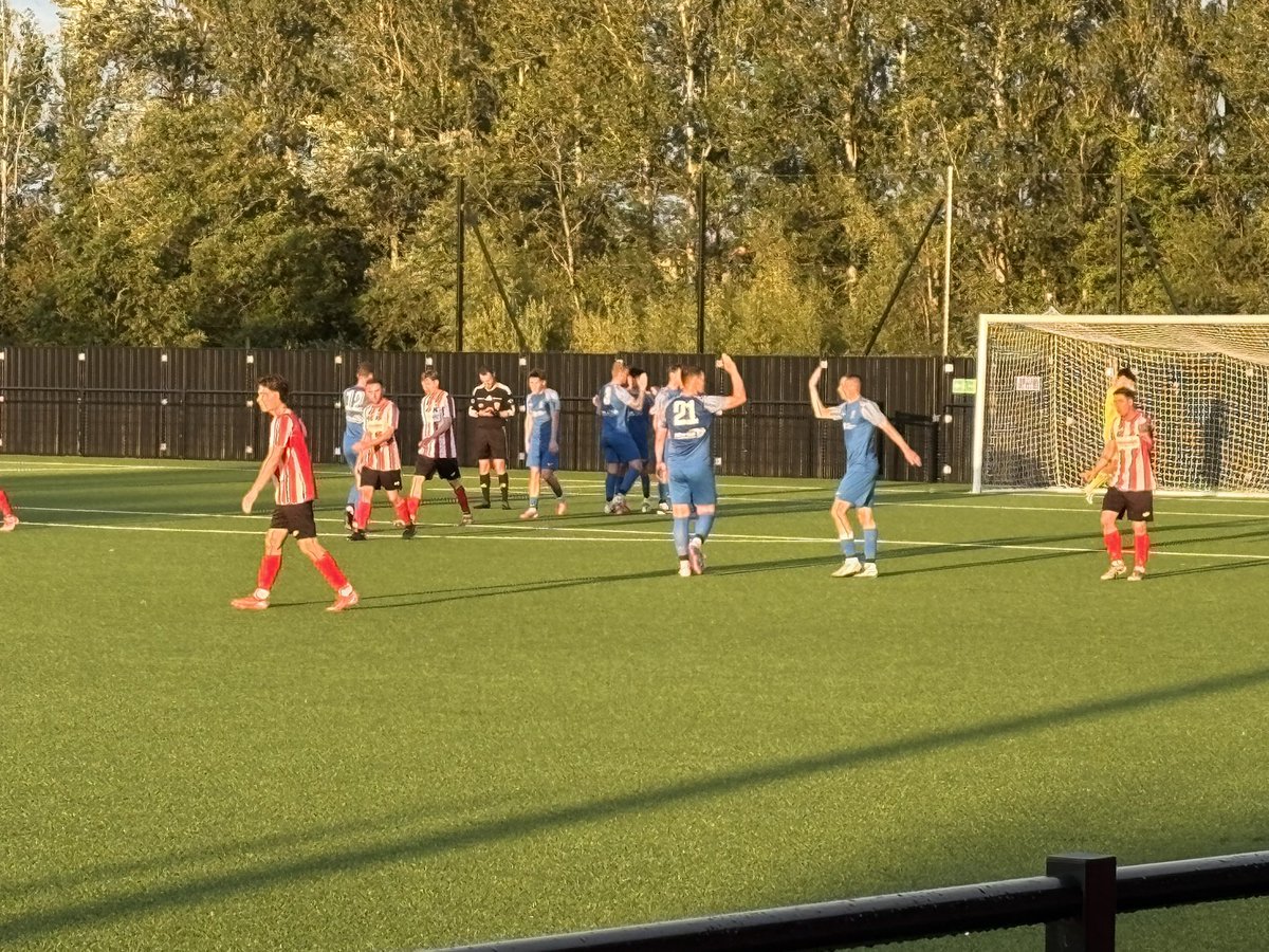 Maye_chat03's tweet photo. Goal!

@KWosfl9673 2 v 0 @Larkha11Thistle 

Larkhall fail to clear their lines and the ball falls to a Knightswood player. The shot takes a slight knick off the defender and into the bottom corner. https://t.co/Py9AMchAhu